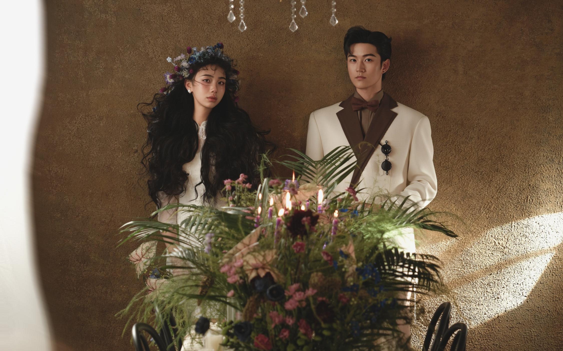 不愧是00后嚴選??森系復古室內(nèi)花房婚紗照