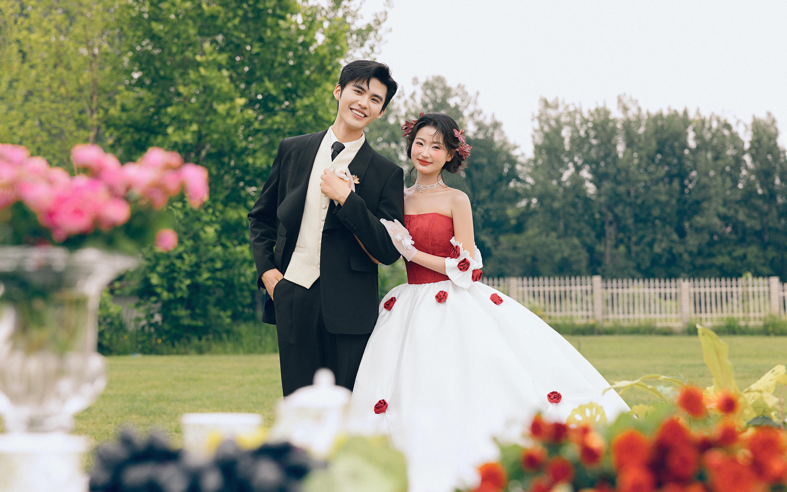 電影感復(fù)古草坪婚紗照