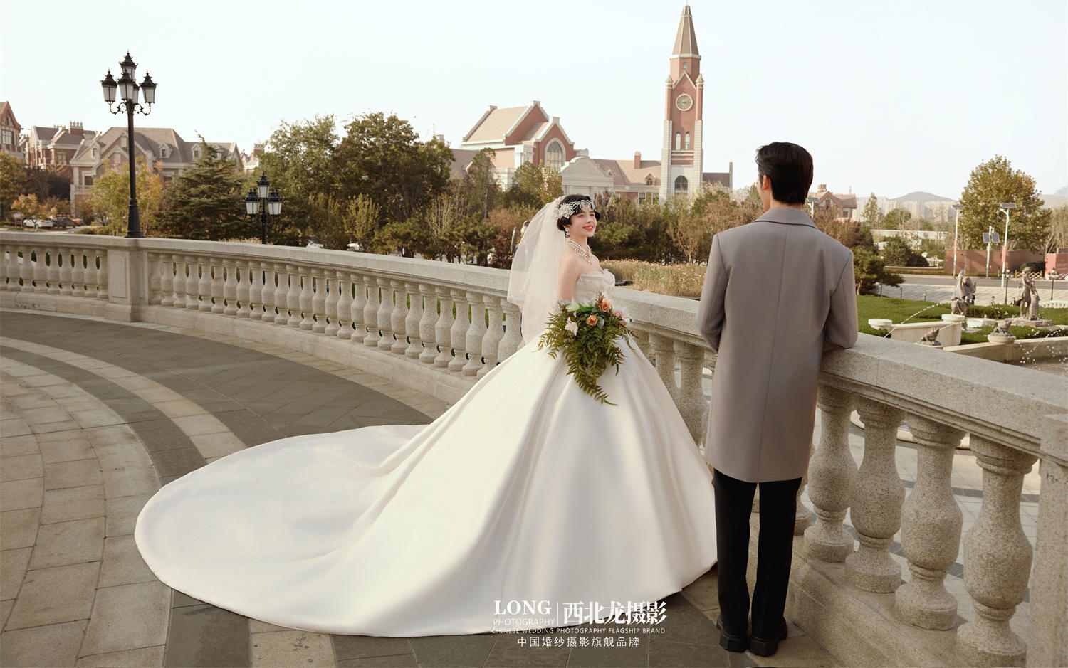 把婚紗照拍成了 19 世紀(jì)的歐式莊園電影??