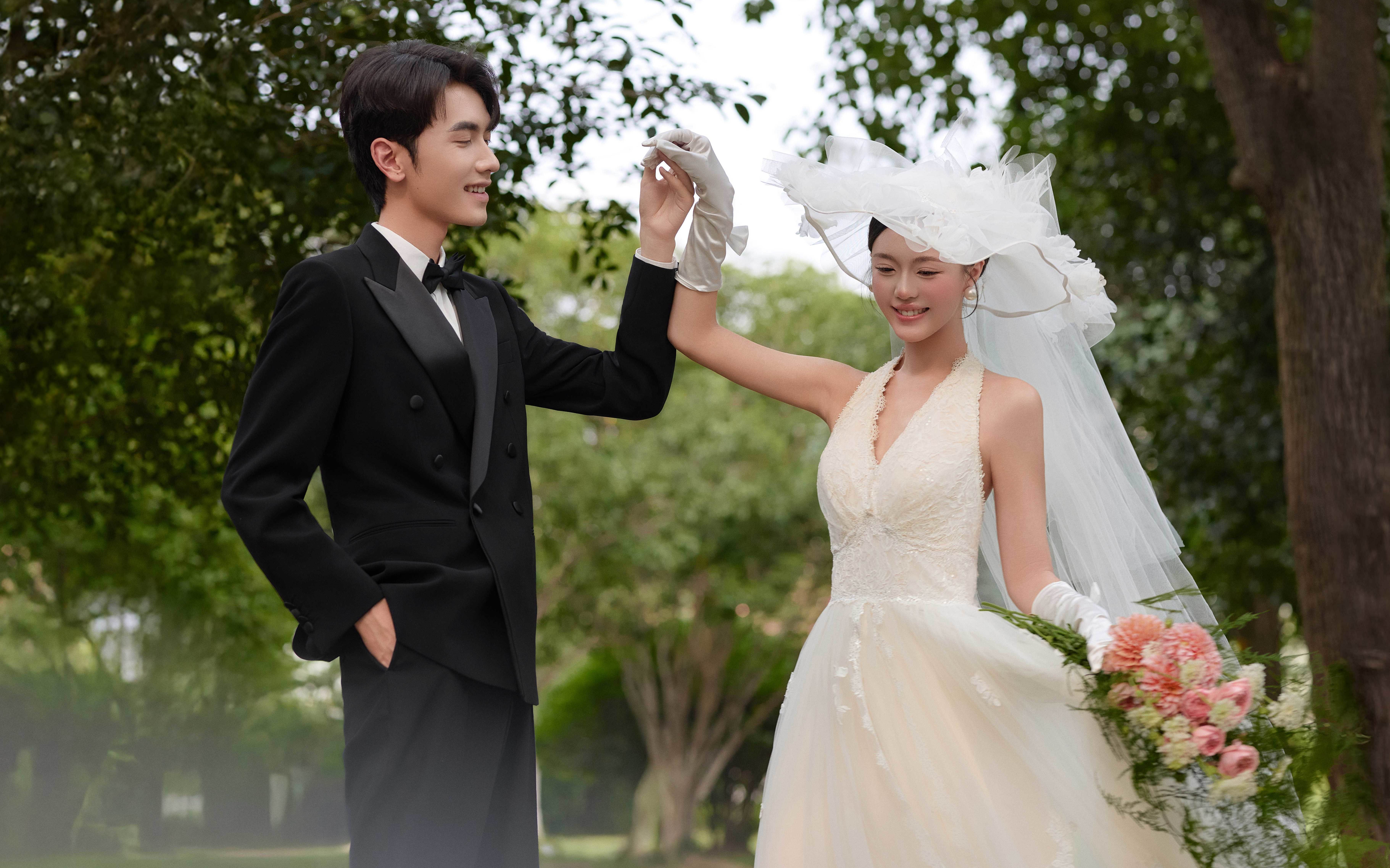 優(yōu)雅而迷人??法式草坪婚紗照超有氛圍感