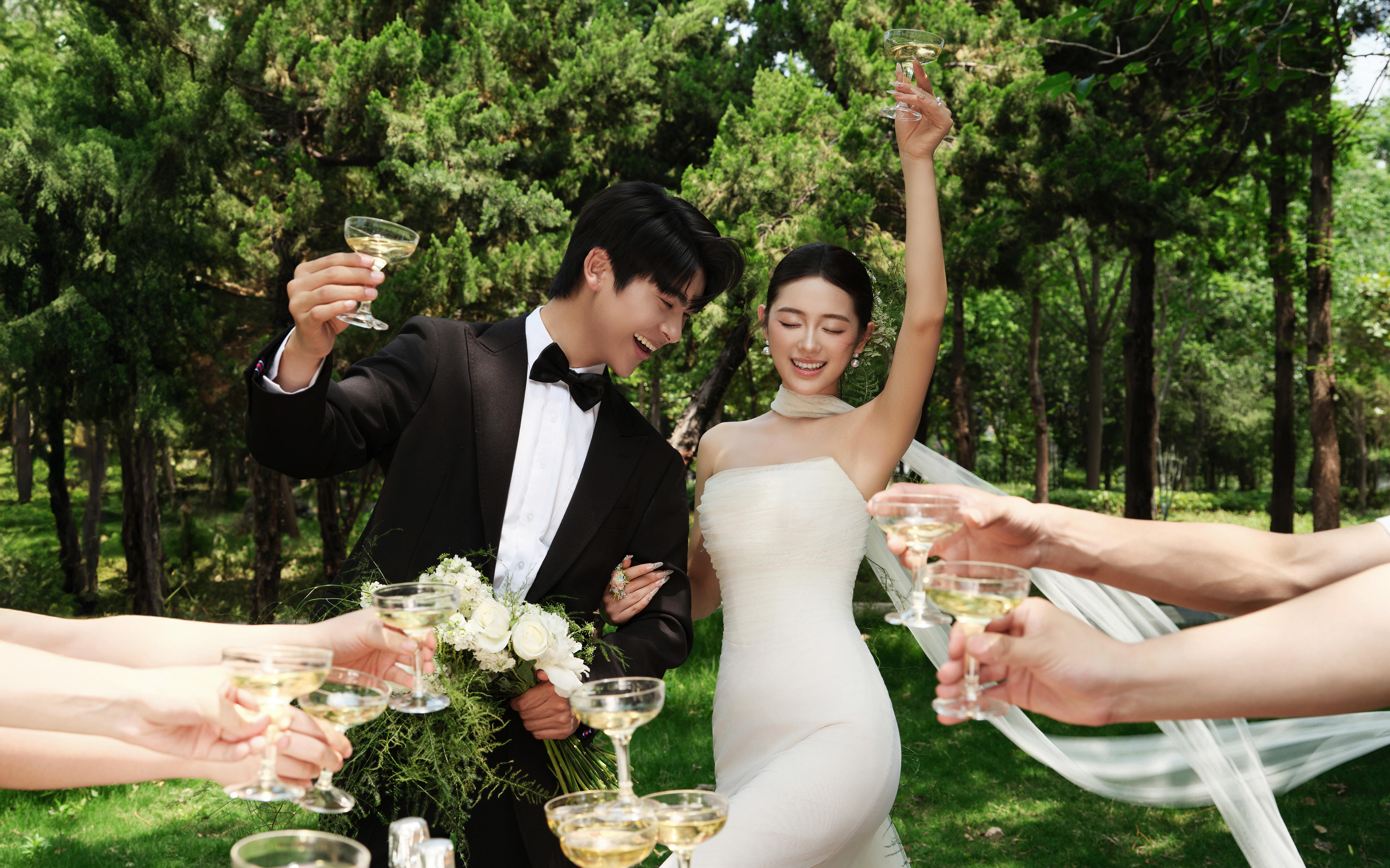 酒杯里装满爱意✨好喜欢我的韩式草坪婚纱照