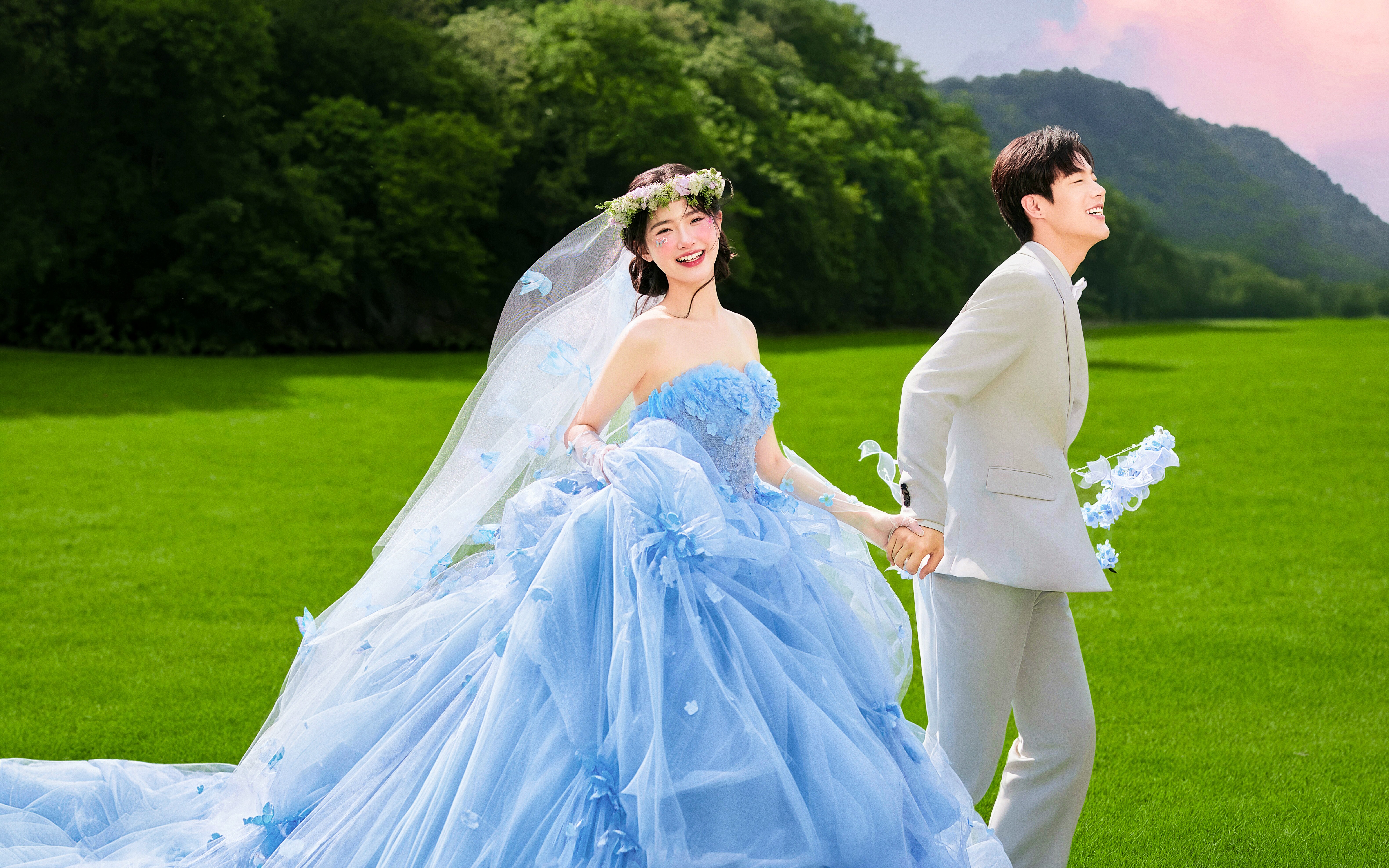 草坪夕阳泡泡婚纱照｜蓝色纱裙真的好绝💙🦋