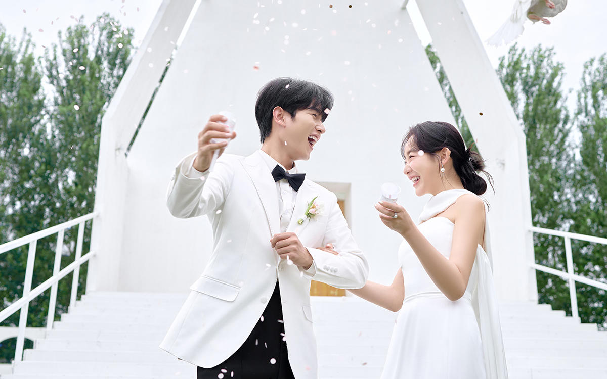 超絕松弛感！00后的草坪婚紗照太愜意