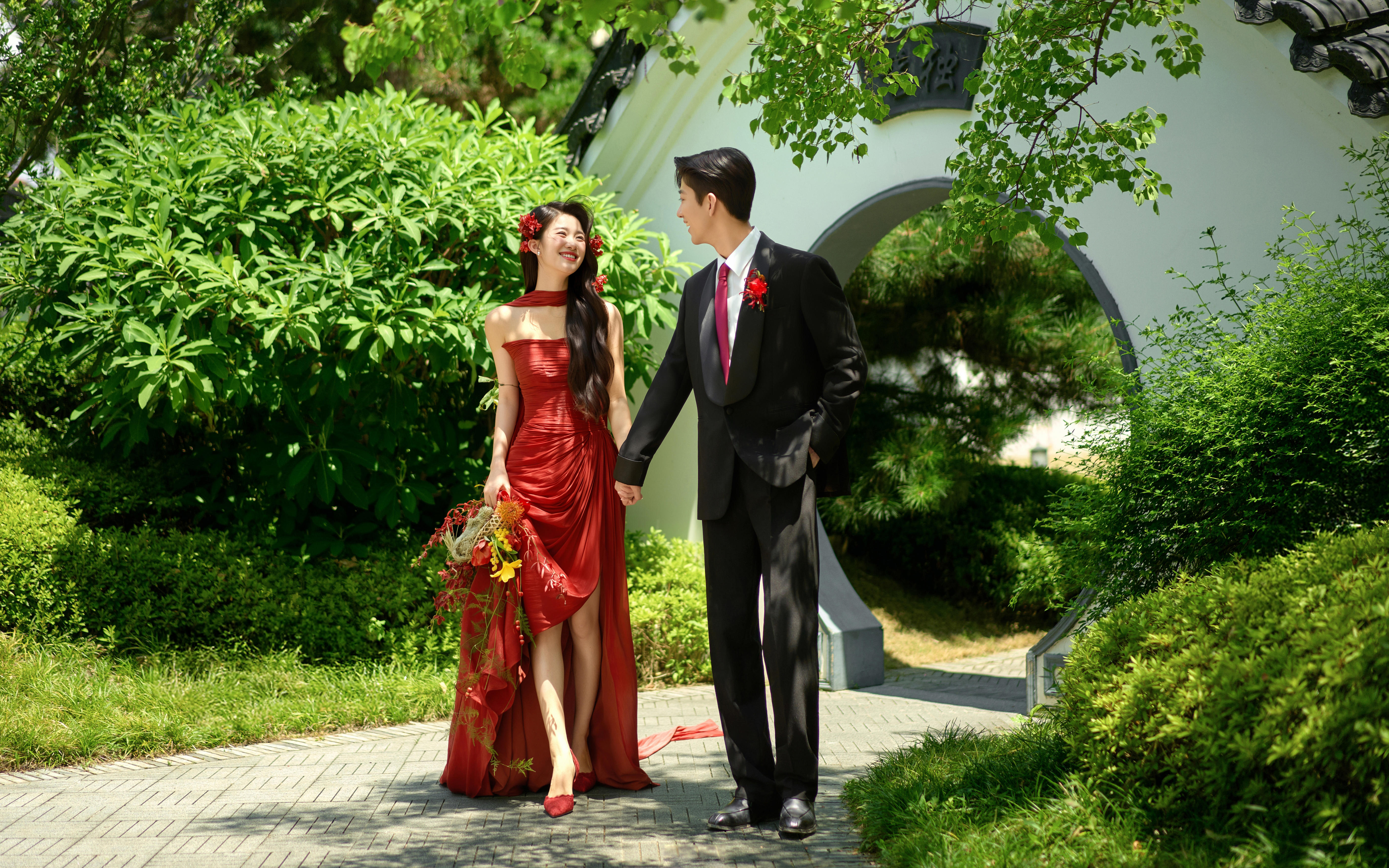 園林邂逅紅色婚服，偷偷藏不住的國風(fēng)魅力，盡顯大氣