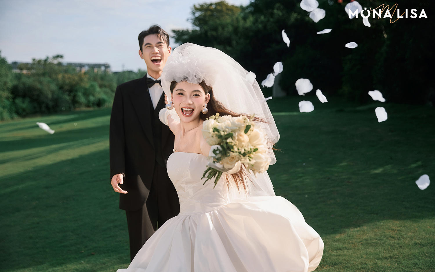 阳光草坪婚纱照｜轻盈自在的浪漫活力瞬间