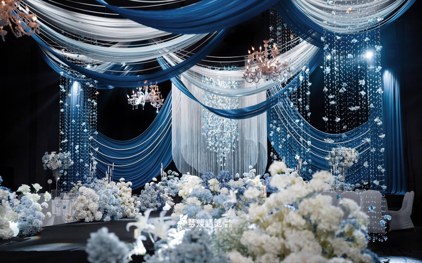蓝白梦幻韩式水晶布幔婚礼
