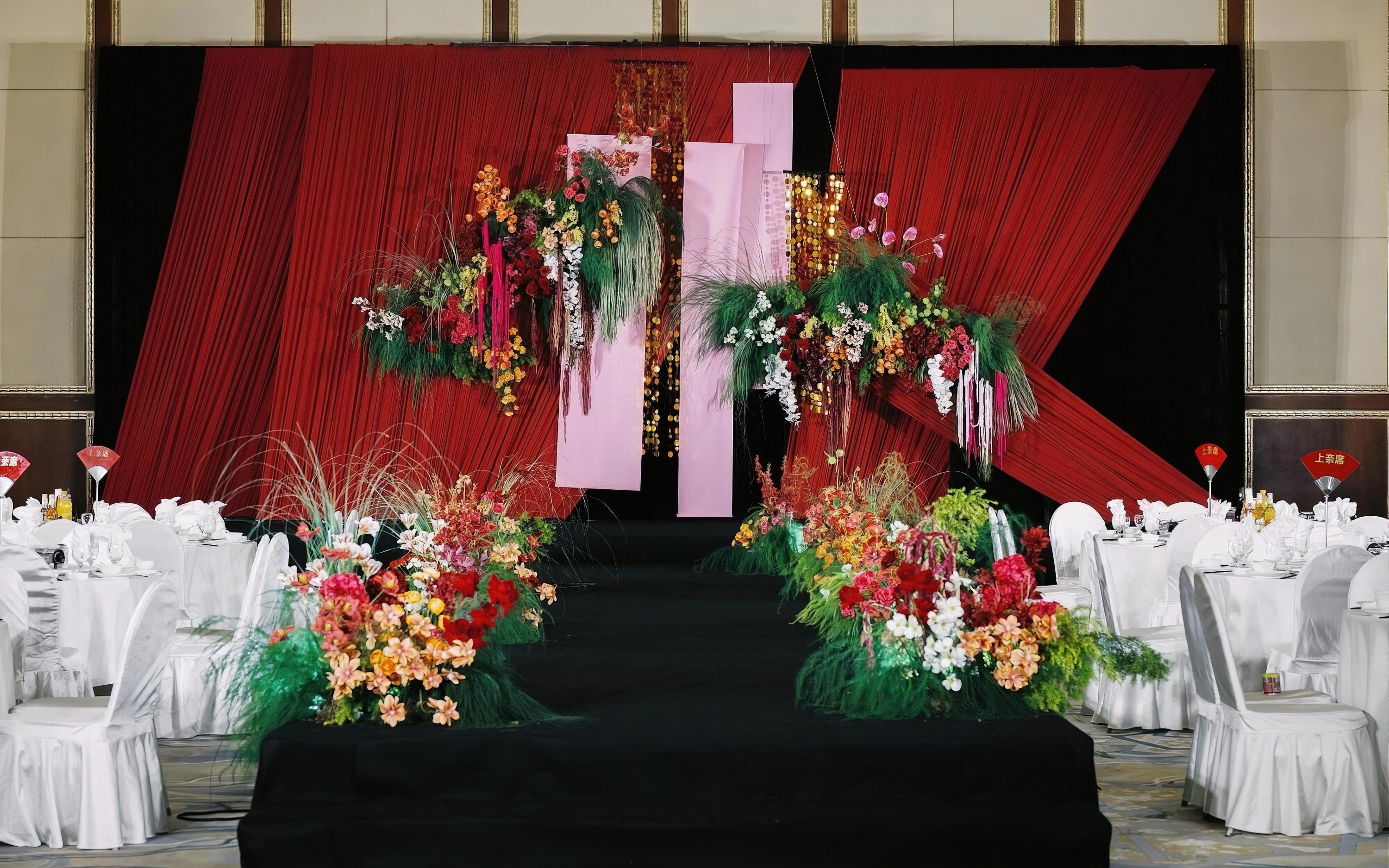 红幕徐展，爱意缱绻如诗