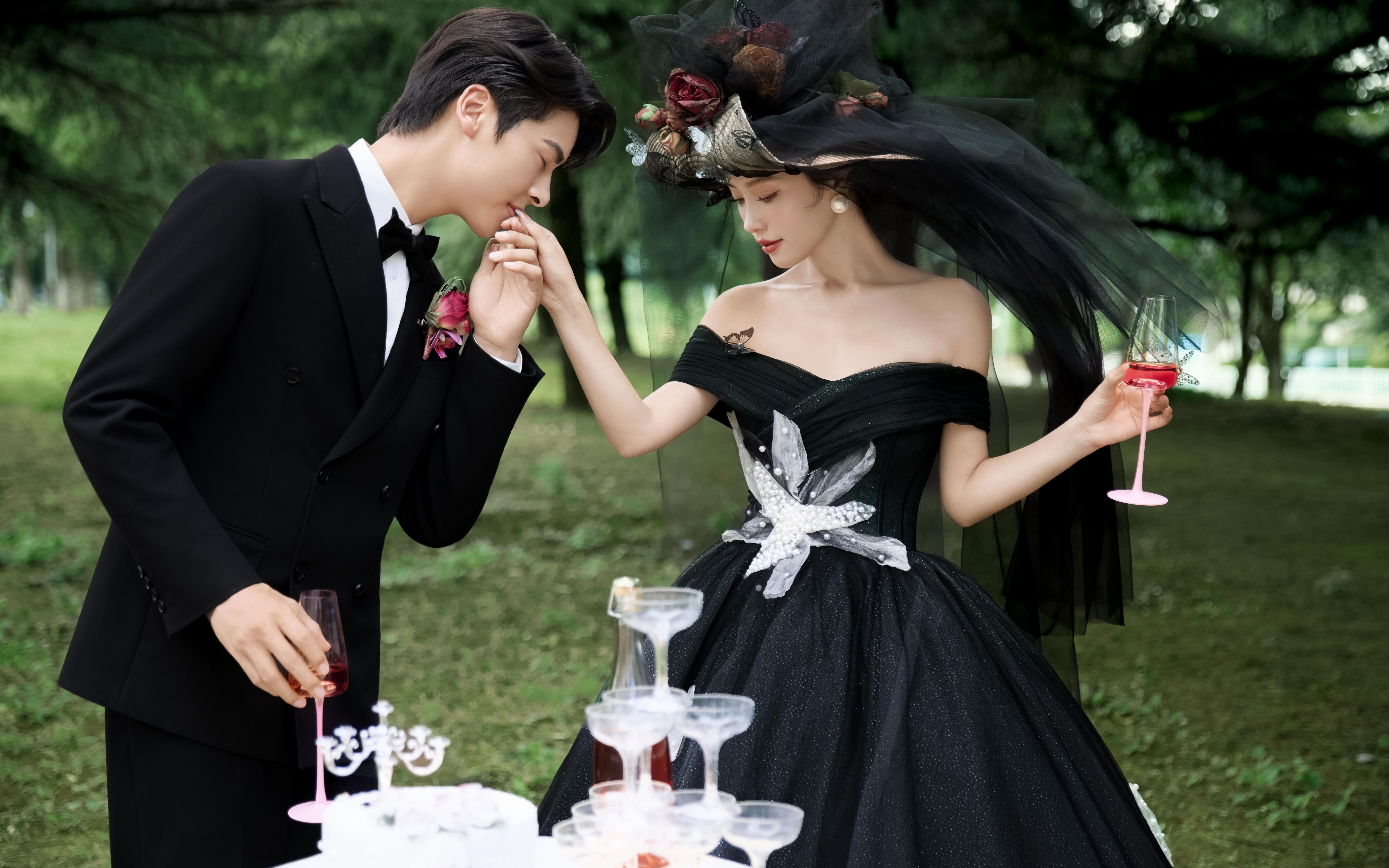 婚纱照圆满了，拍了一套黑纱婚纱照