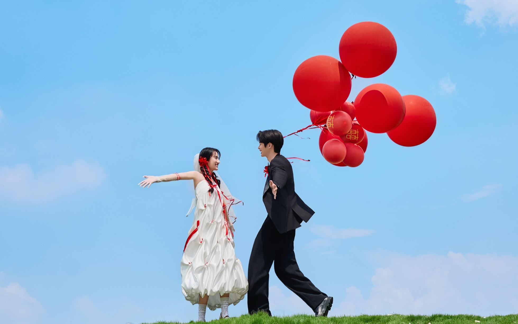 少年小欢喜草坪喜嫁风婚纱照❤️青春又热烈