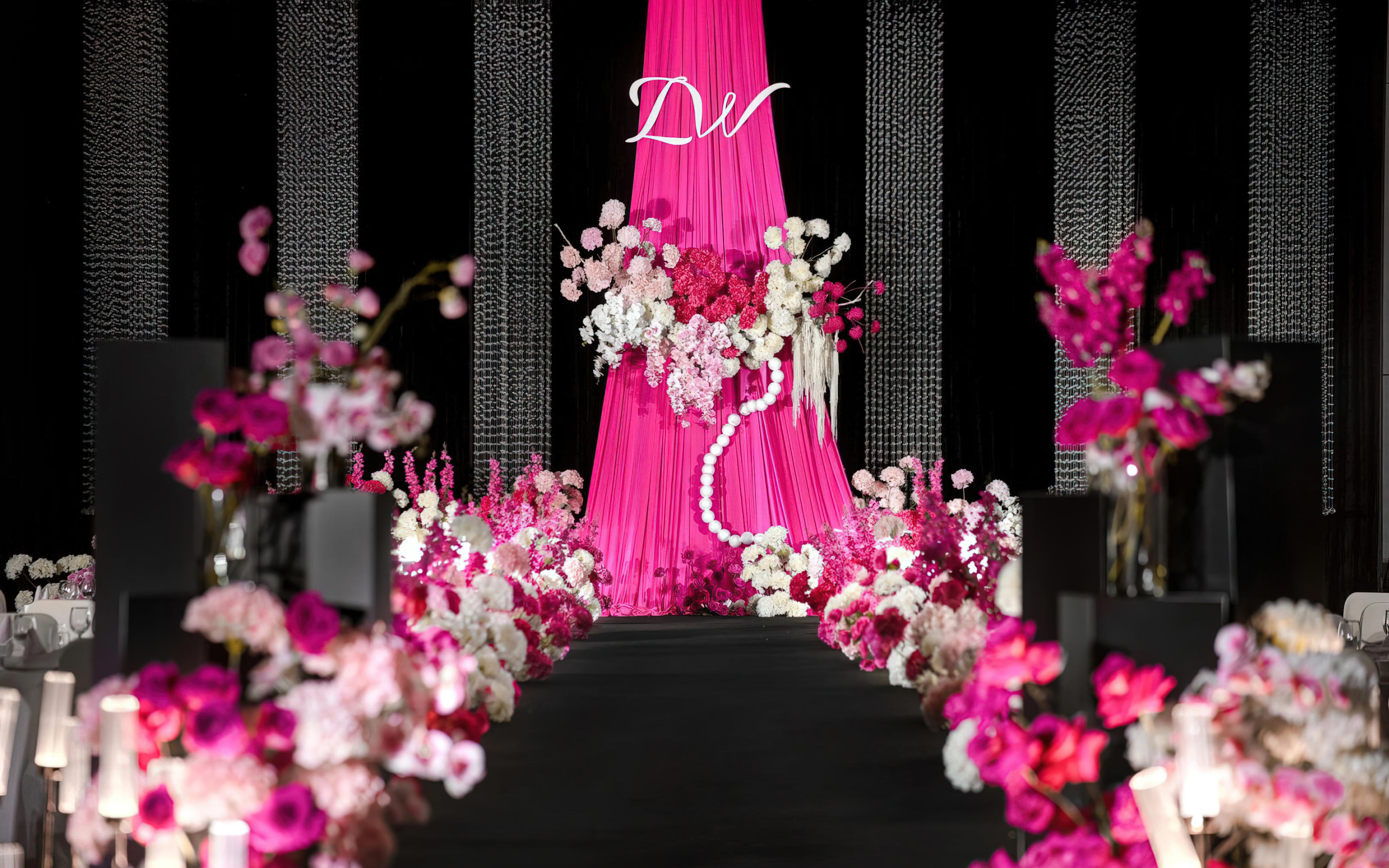 黑 × 玫紅撞色婚禮｜又甜又颯高定現(xiàn)場