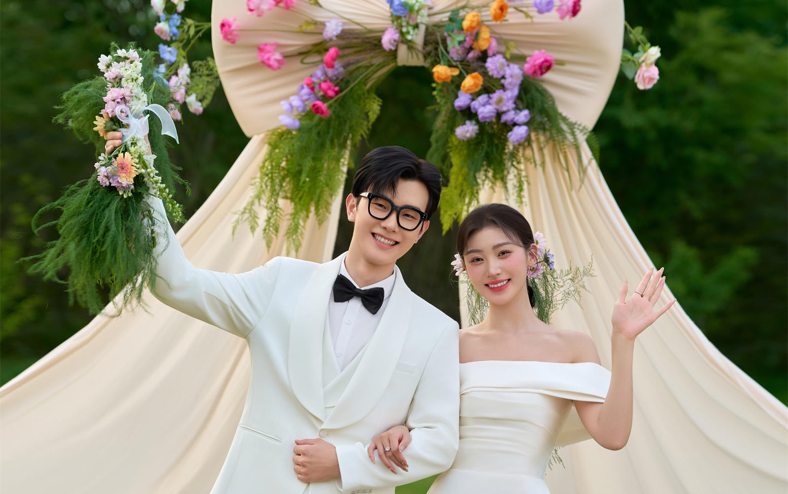 被巨型蝴蝶結(jié)婚紗照美到失語?草坪婚禮的儀式感絕了