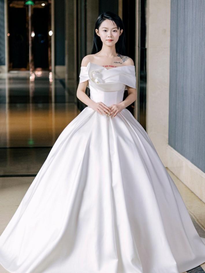 缎面简约婚纱