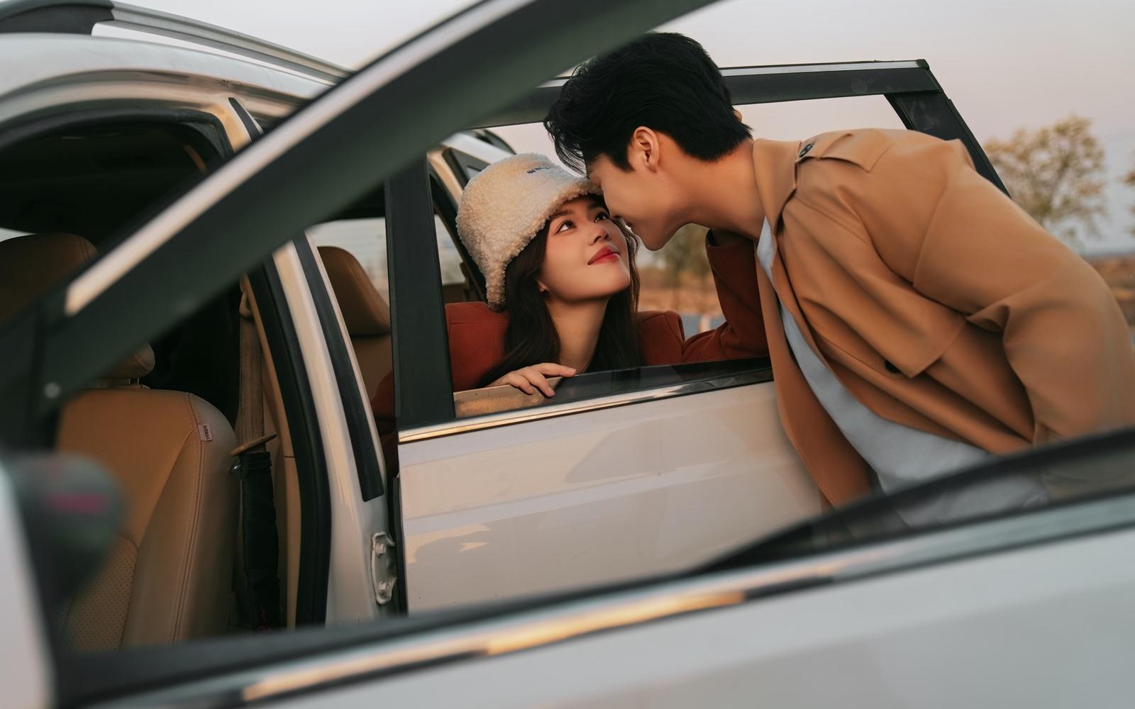 和你开着车追逐落日，电影感婚纱照