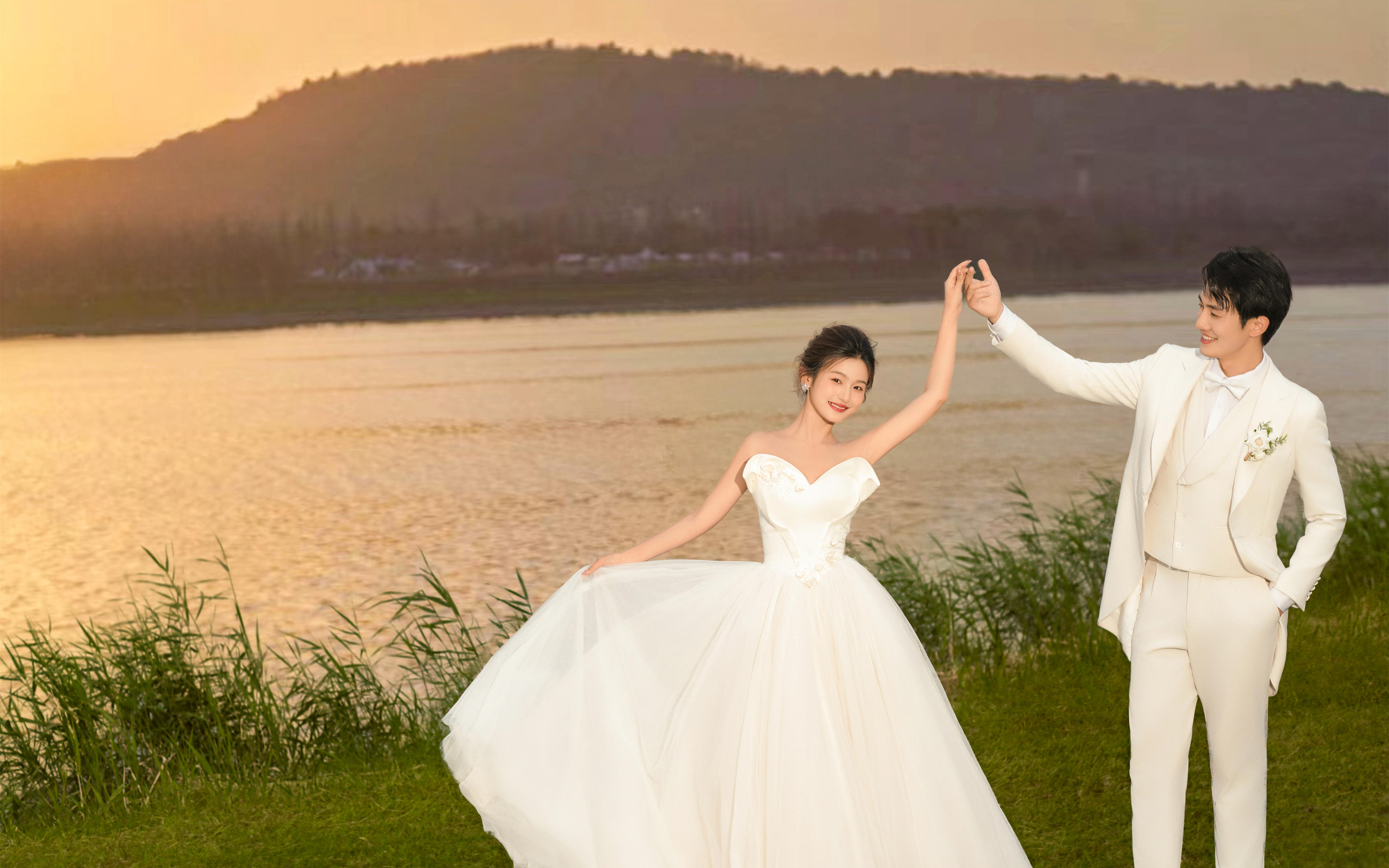 你可以永远相信湖边日落才能拍出的浪漫婚纱照