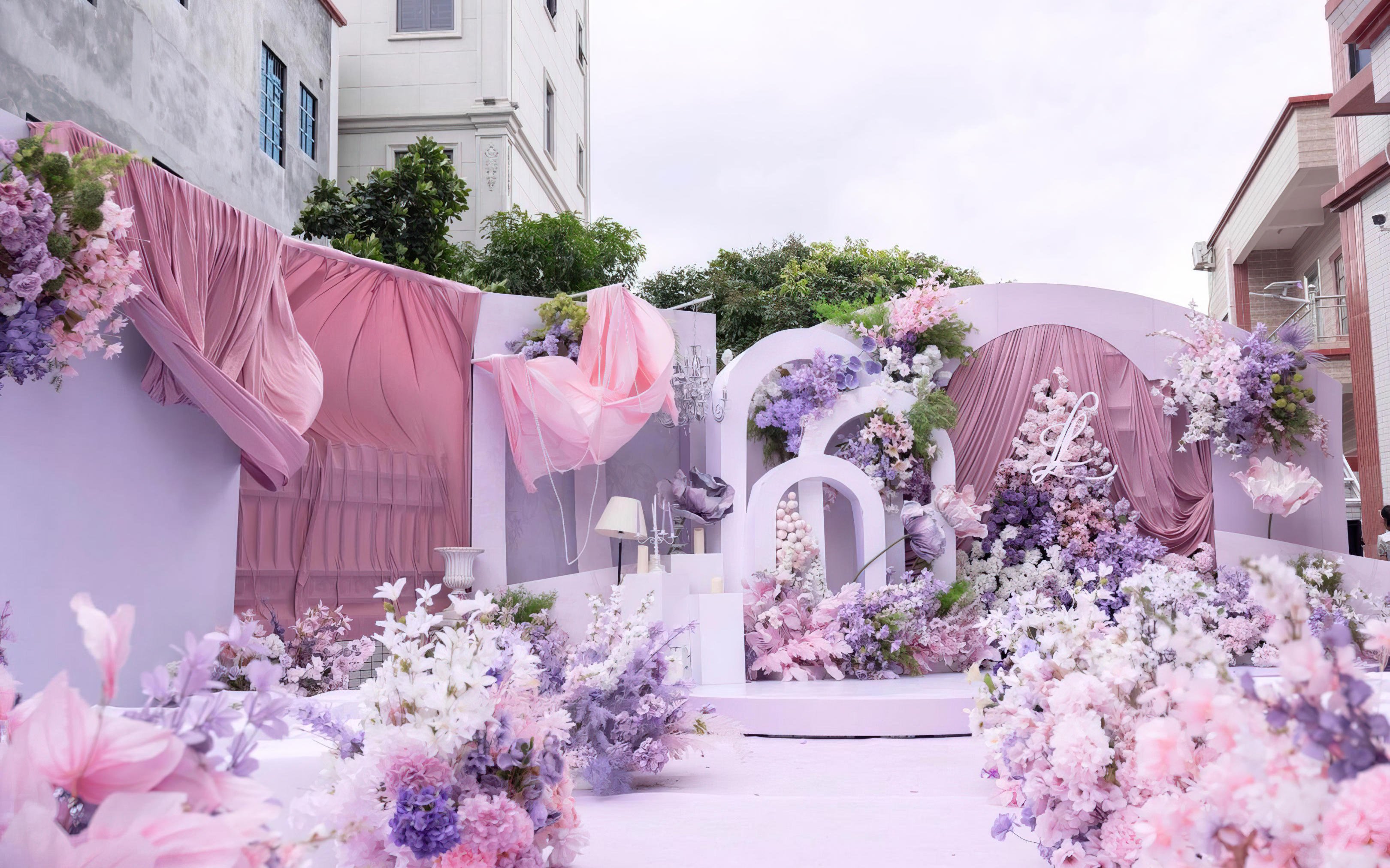 戶外婚慶現(xiàn)場｜粉紫主調(diào)，夢幻溫情