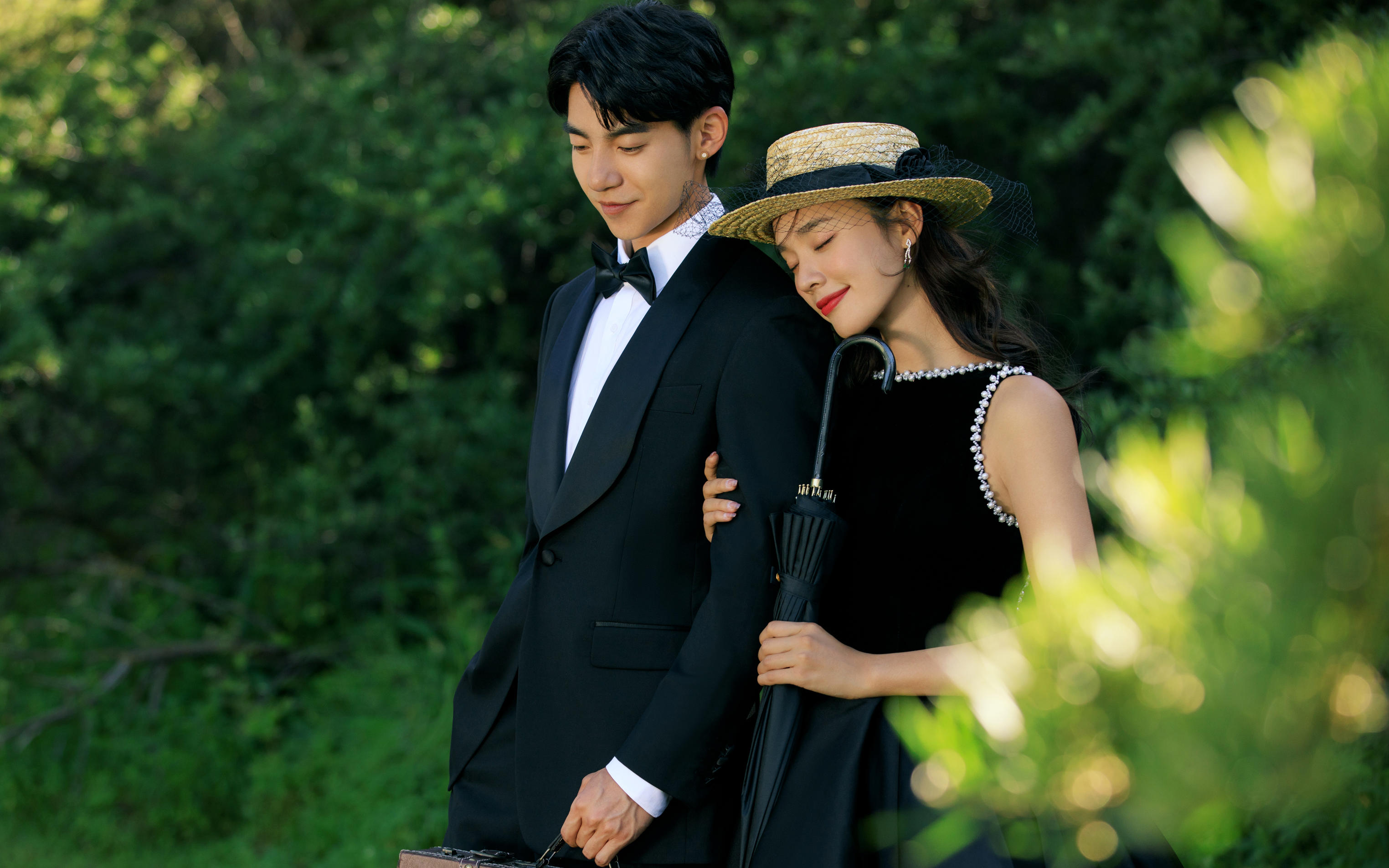 火爆全网的赫本风草坪婚纱照
