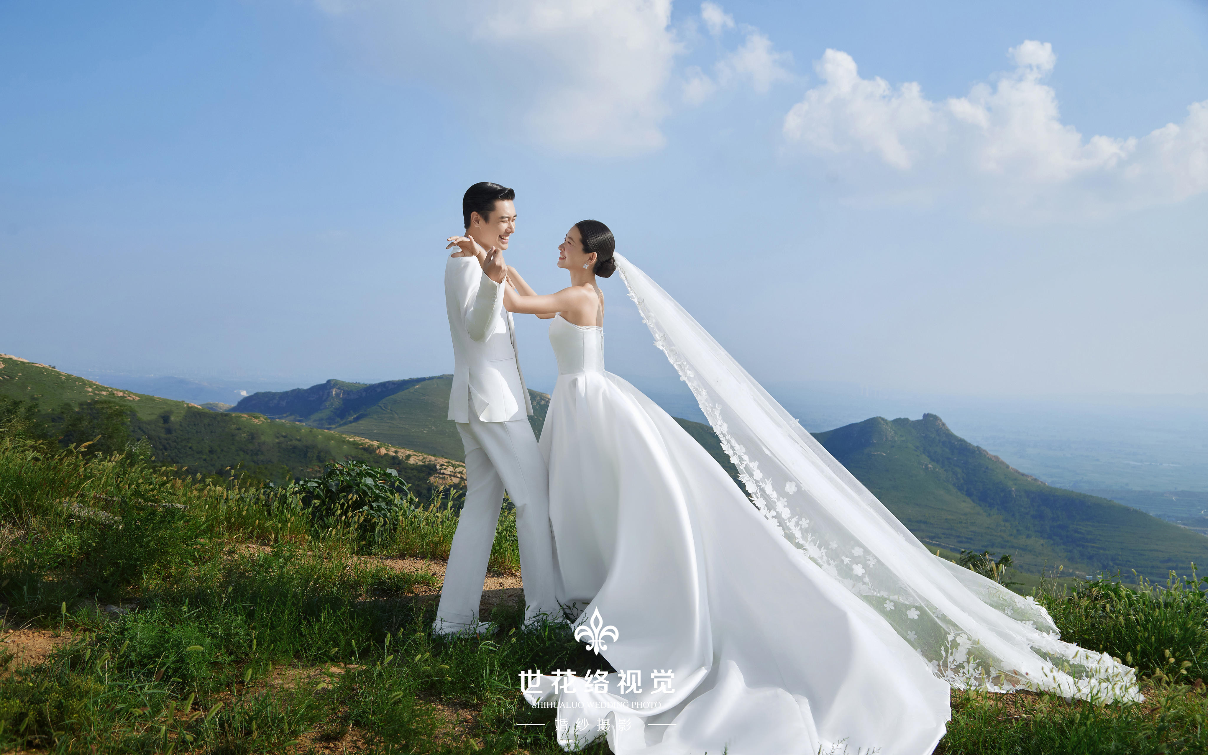 好浪漫的草坪婚纱照❗️山顶氛围感绝了