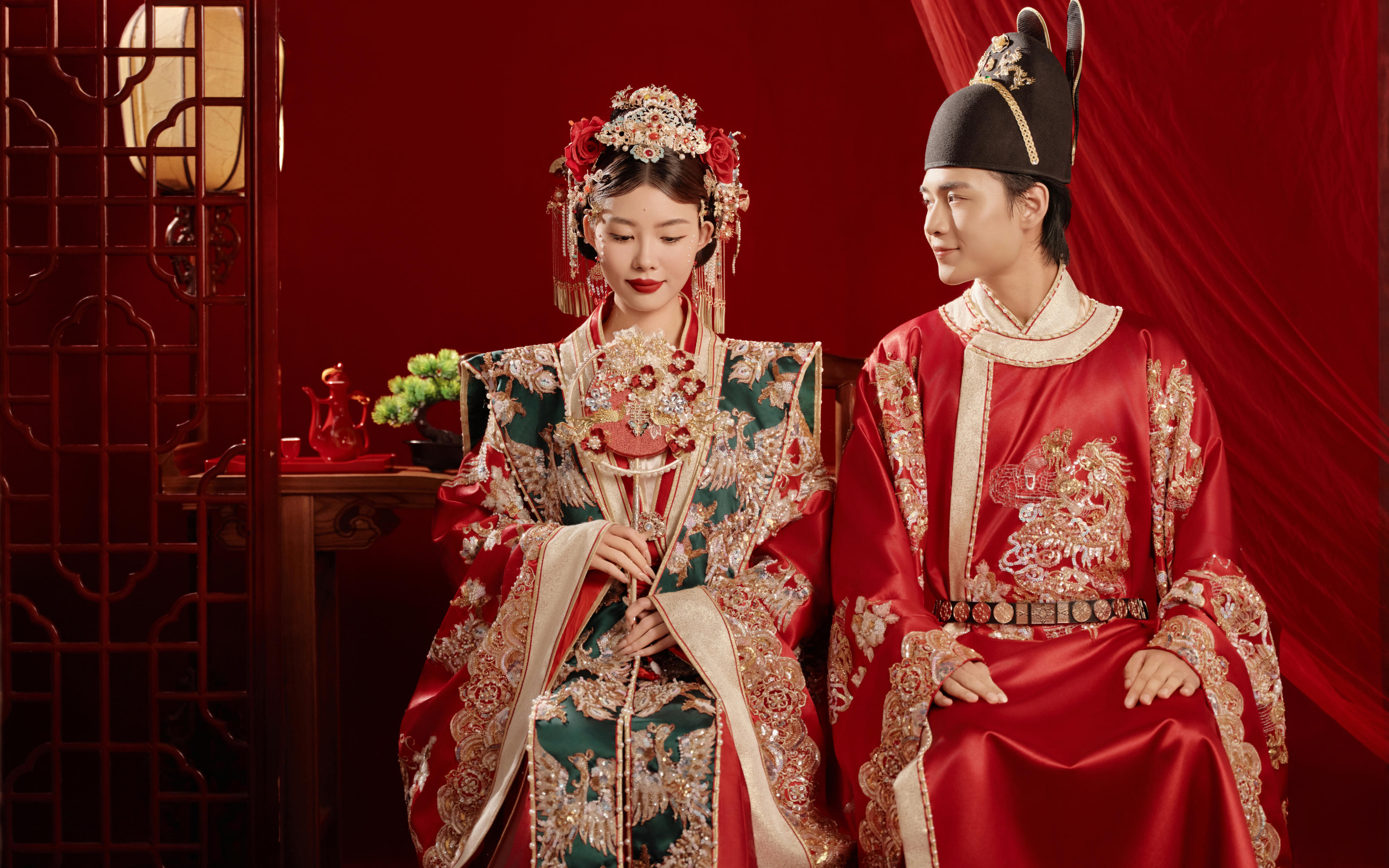 凤冠霞帔配金纱