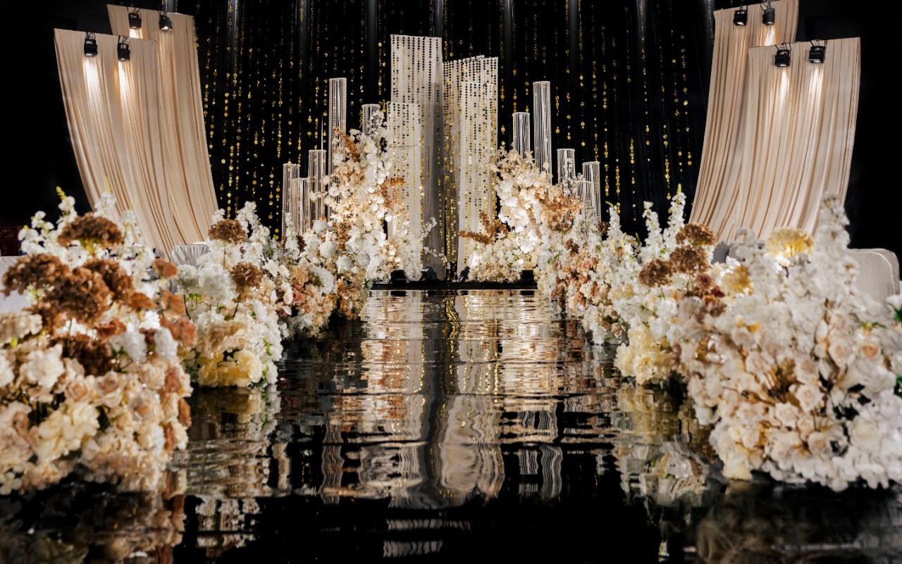 香檳色鎏金室內(nèi)婚禮