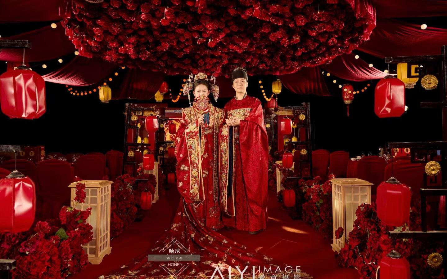 鳳冠霞帔映紅妝，國(guó)潮新韻定此生