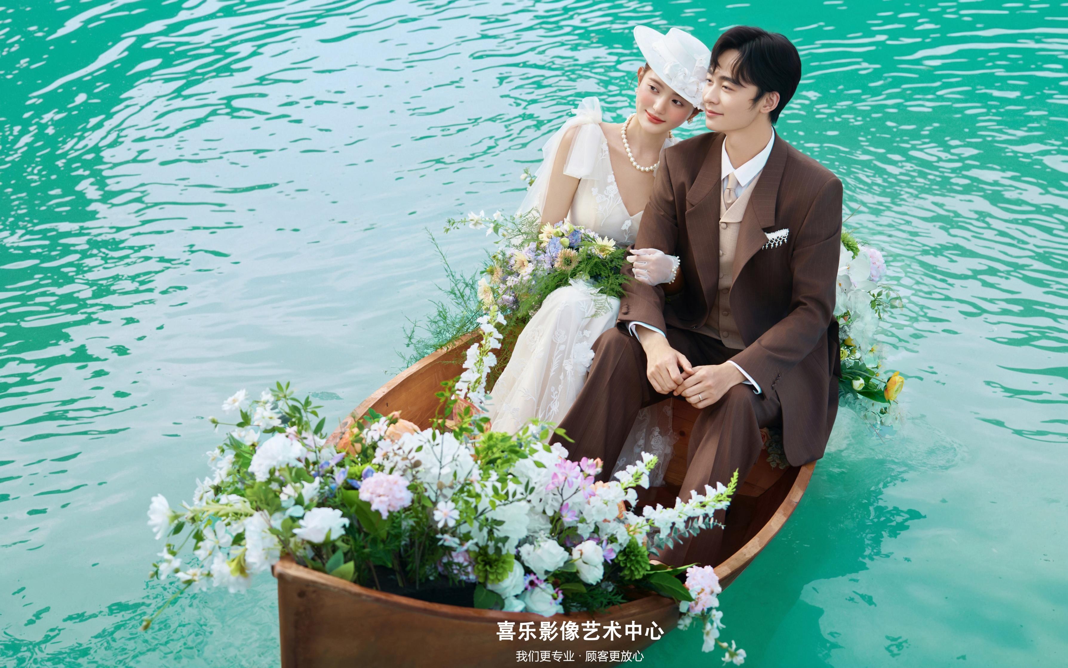 湖中小船載滿花，浪漫婚照太治愈