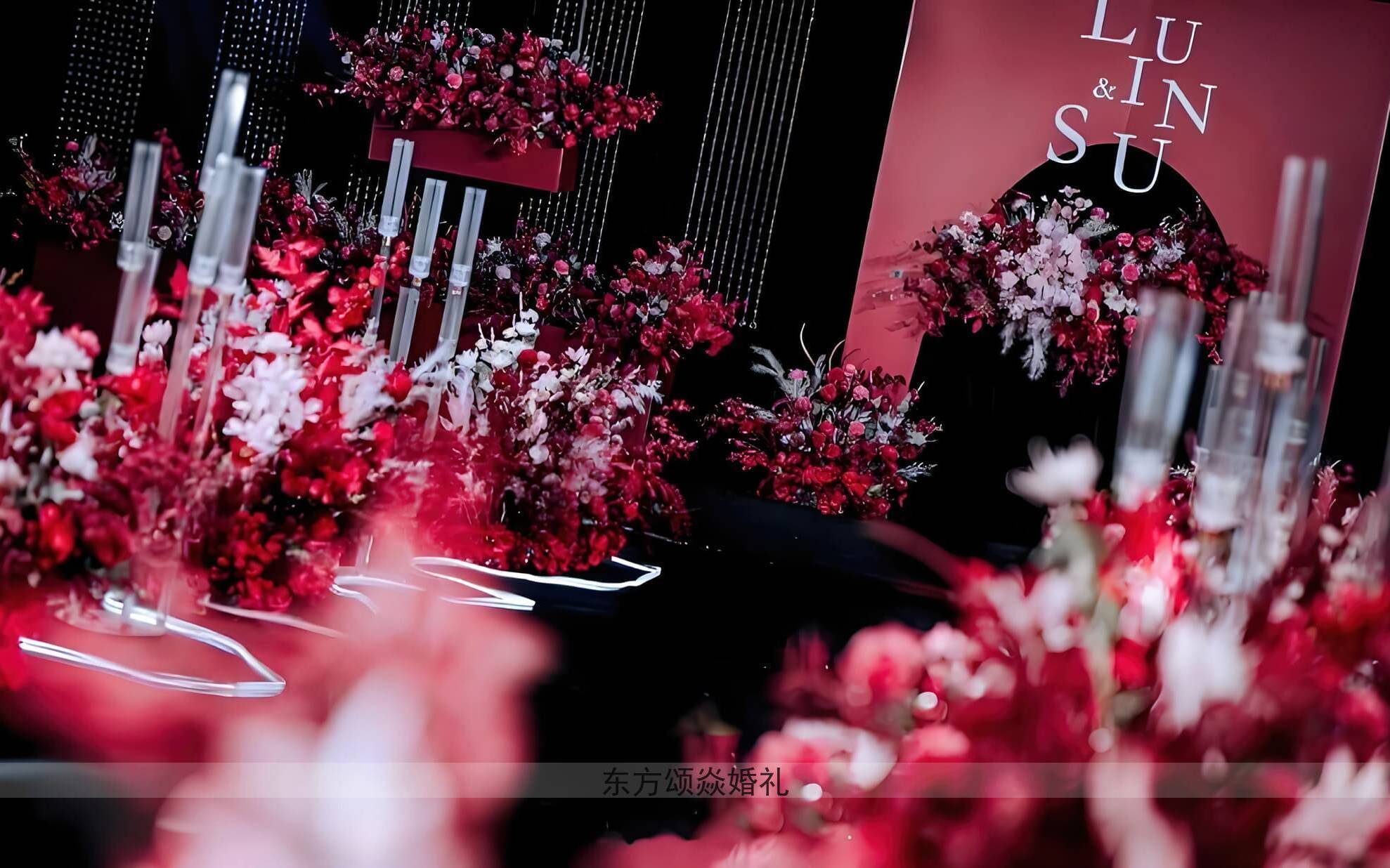 小預(yù)算玫紅色簡(jiǎn)約水晶婚禮