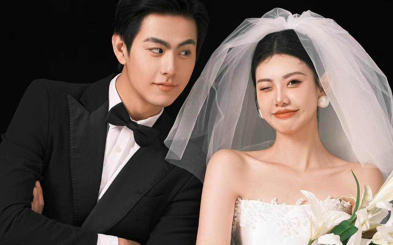 get黑底胶片感室内婚纱照☑️越简单越喜欢