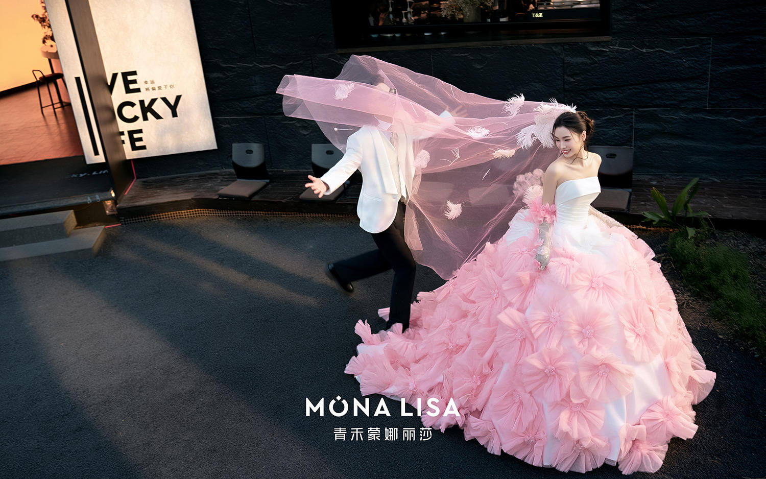 粉色婚紗+咖啡廳??甜酷女孩必沖的婚紗照