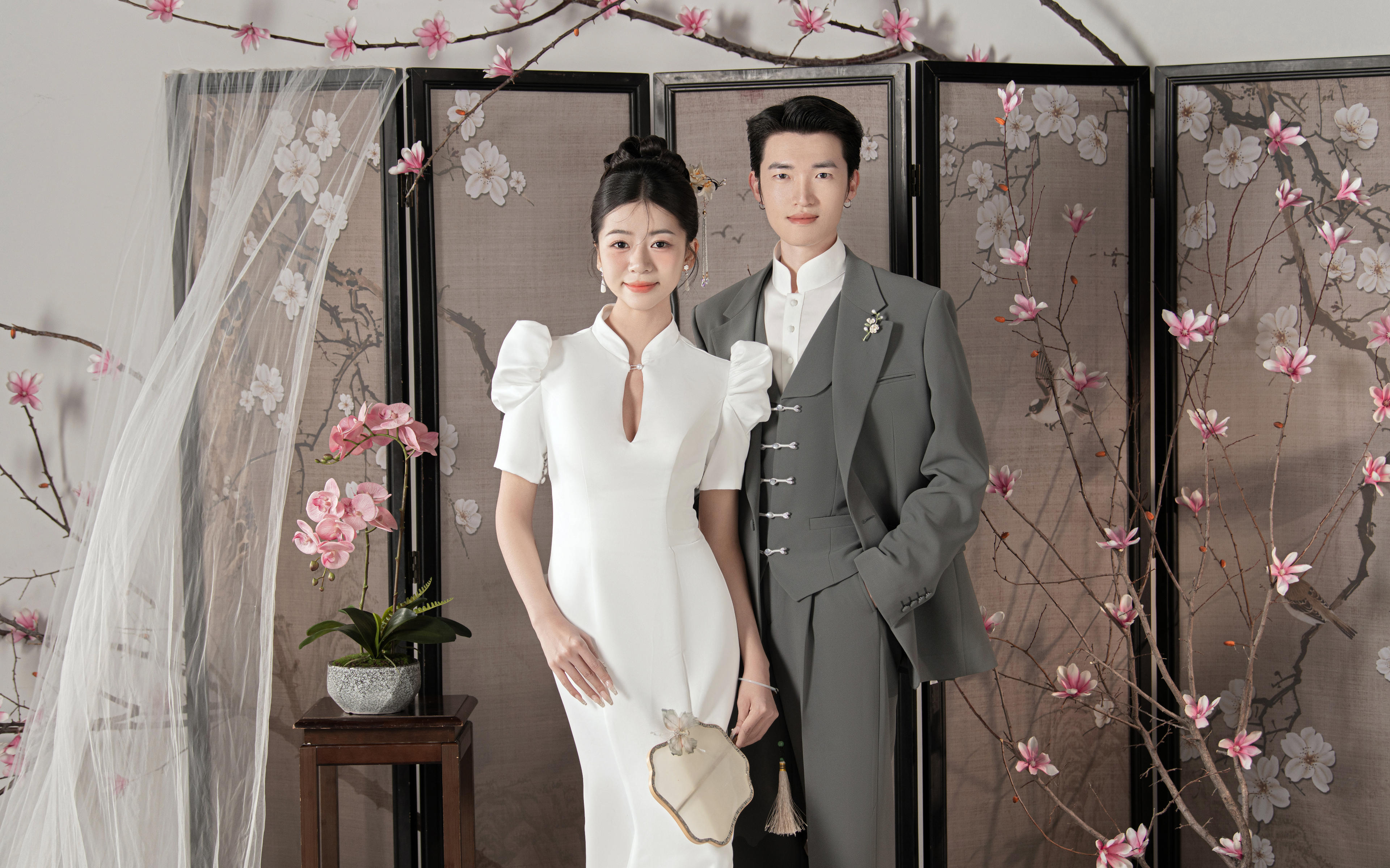 一袭白缎拖尾，摇曳东方婉约