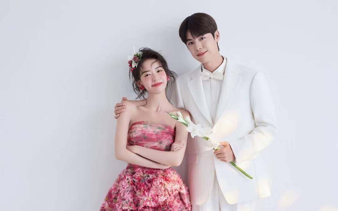 室内极简风婚纱照