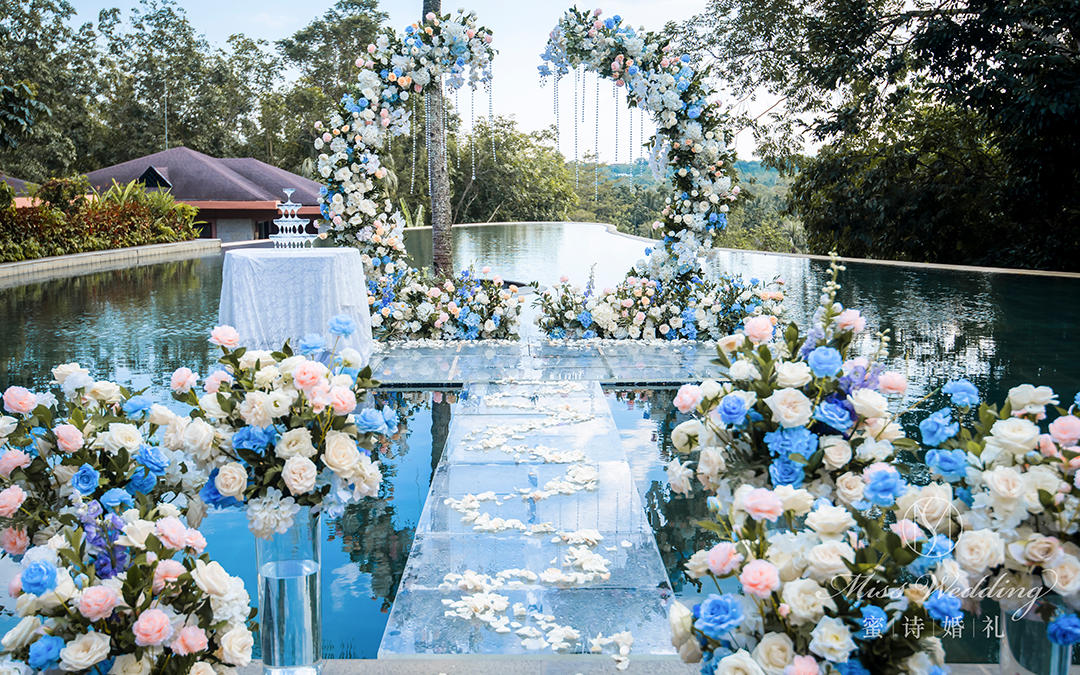 超高性价比婚礼套餐三亚海边浪漫水台婚礼布置+人员