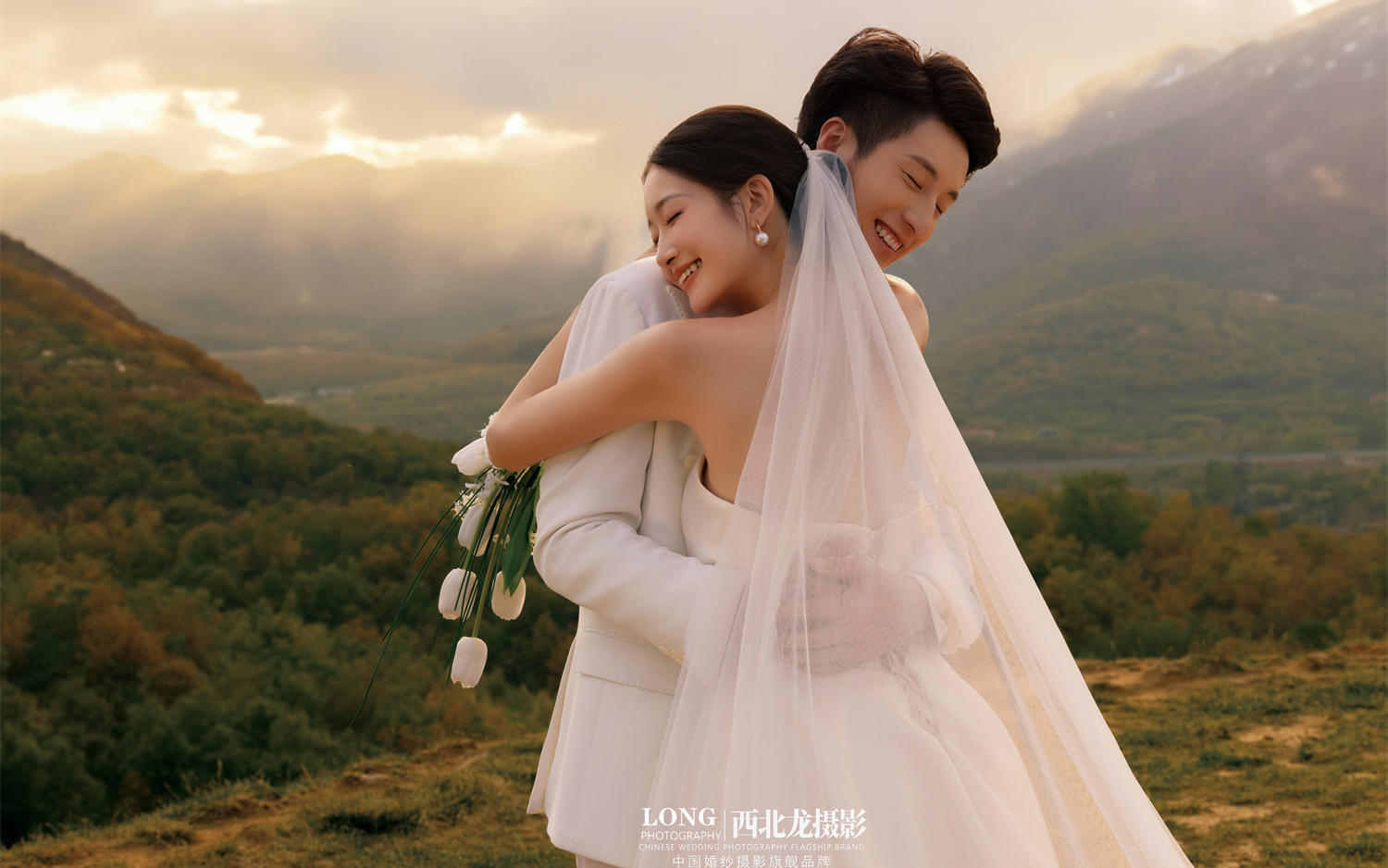 誰拍誰好看的氛圍感雪山夕陽婚紗照