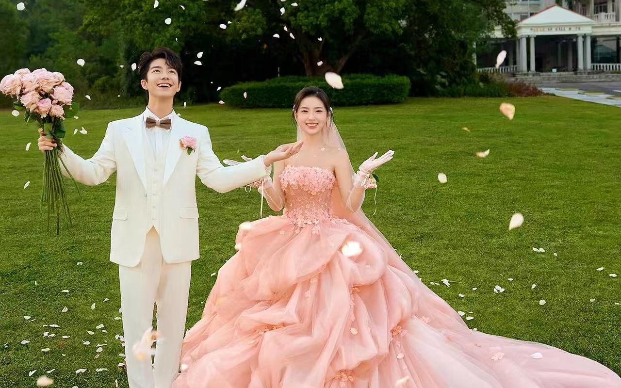 【在逃公主版森系草坪婚紗照】