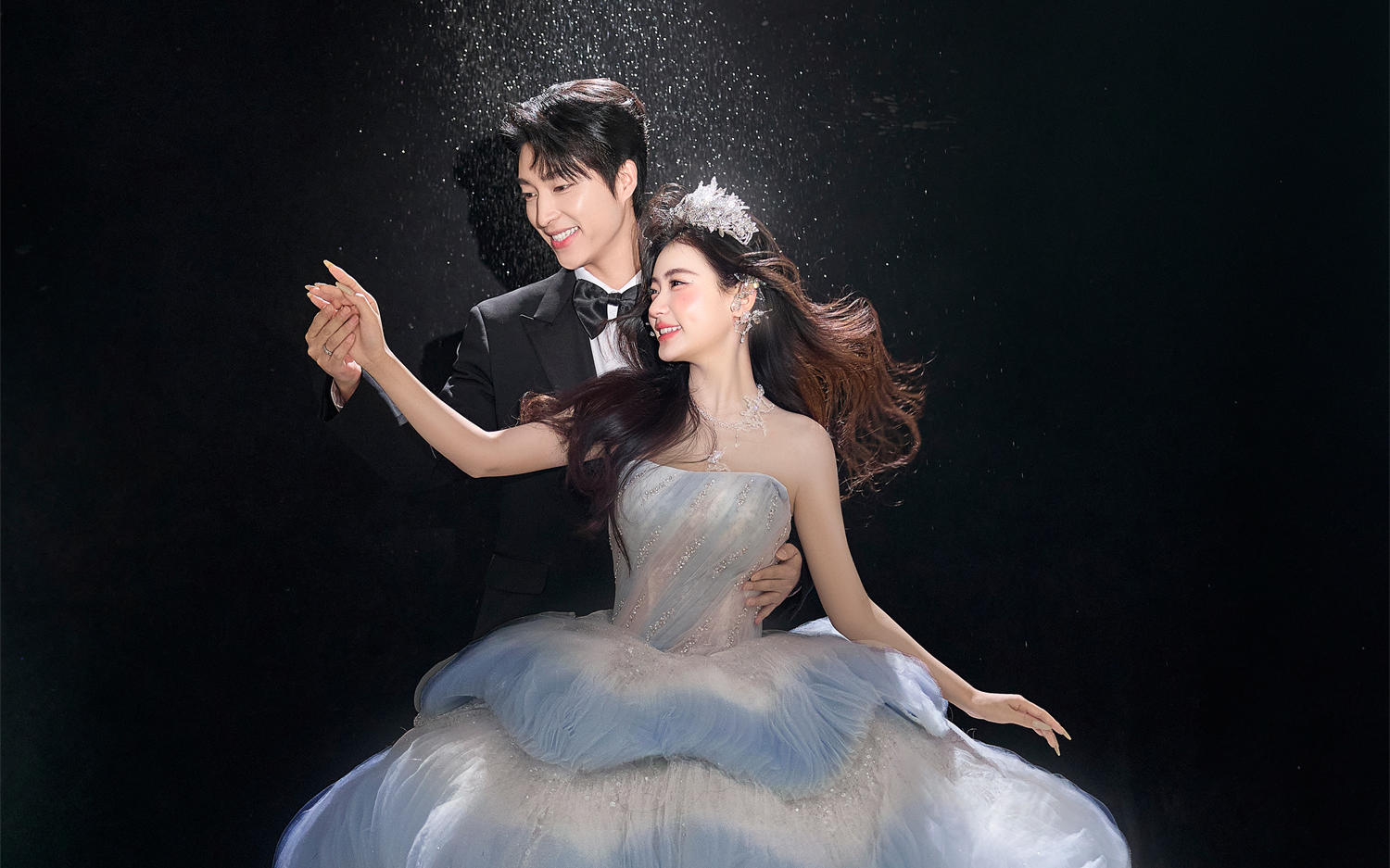 甜蜜暴击！会发光的蓝色水母婚纱照✨