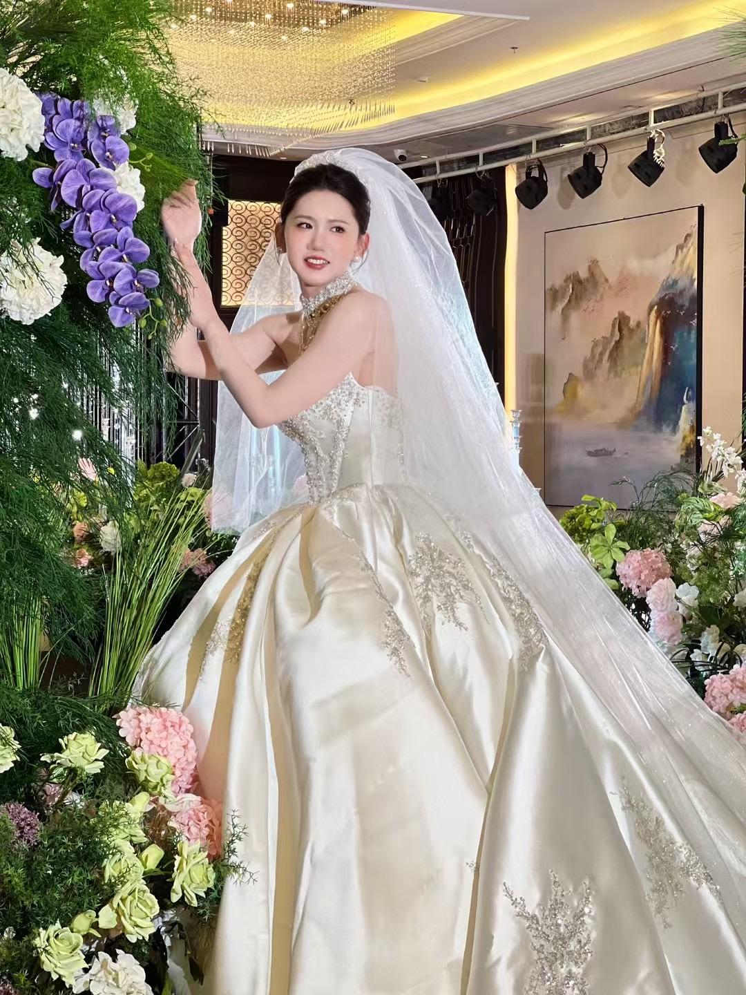 主纱造型白纱造型简单大气的妆造