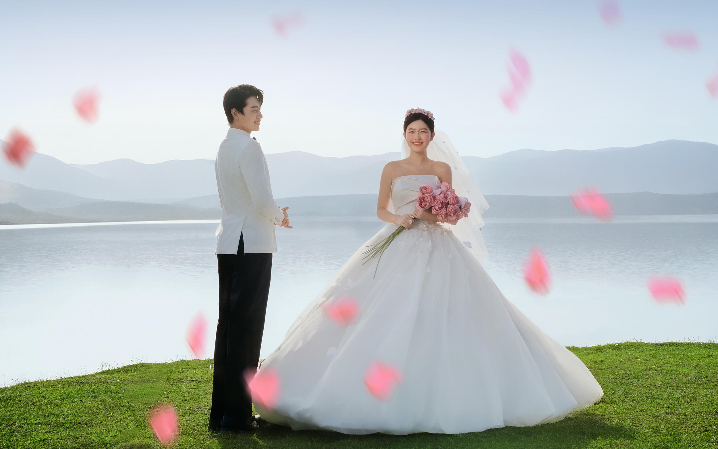出片率100?駐馬店薄山湖草坪婚紗照