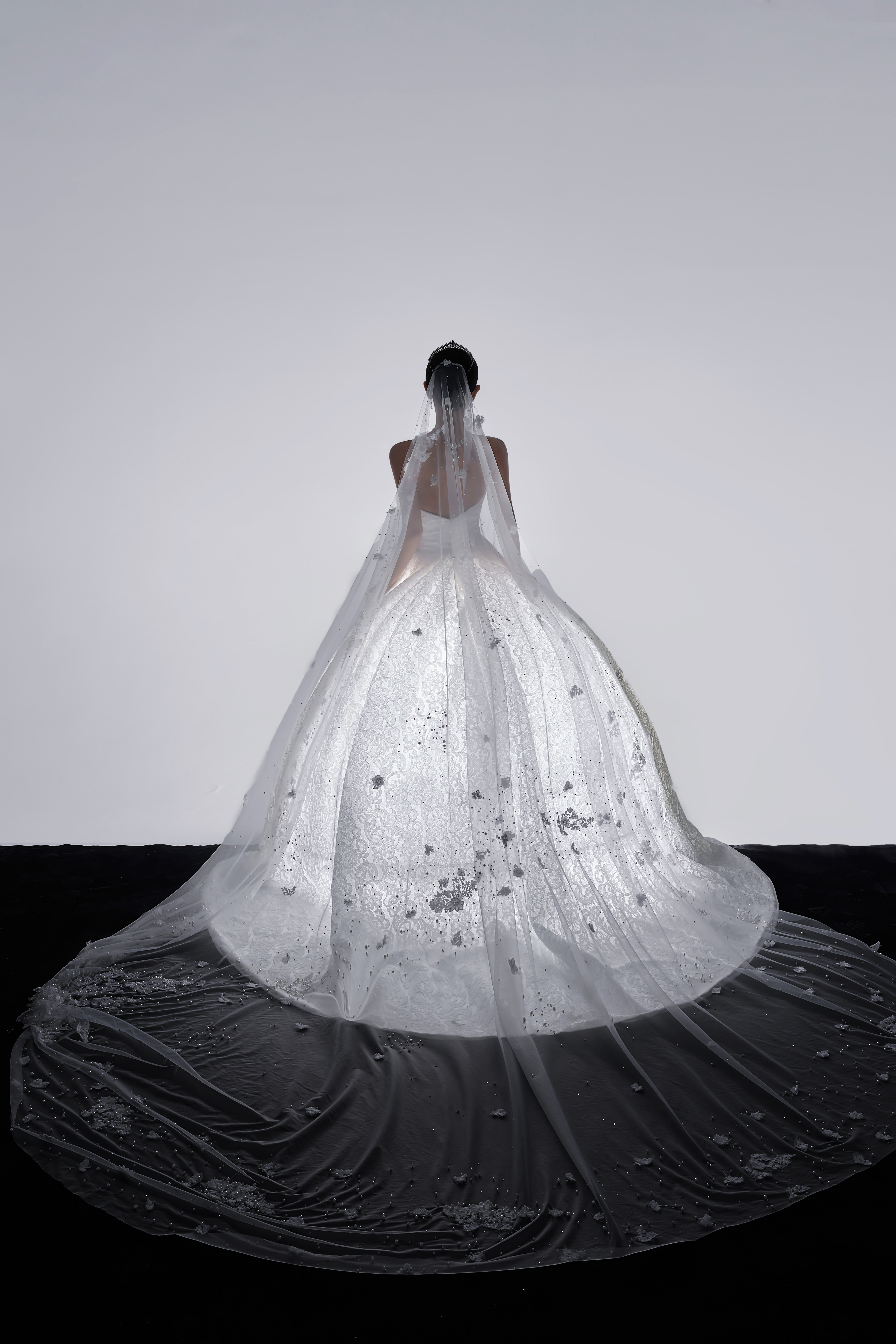 4699套餐送：跟妝+新娘4套+伴娘服+伴郎服 