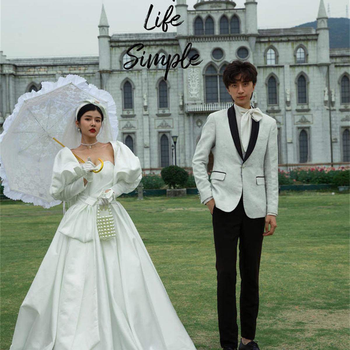 V视觉婚纱摄影（总部）| 草坪婚纱照