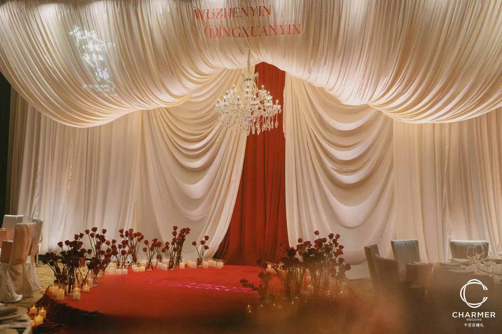 旧式舞台心跳如鼓，玫瑰落雪共你起舞