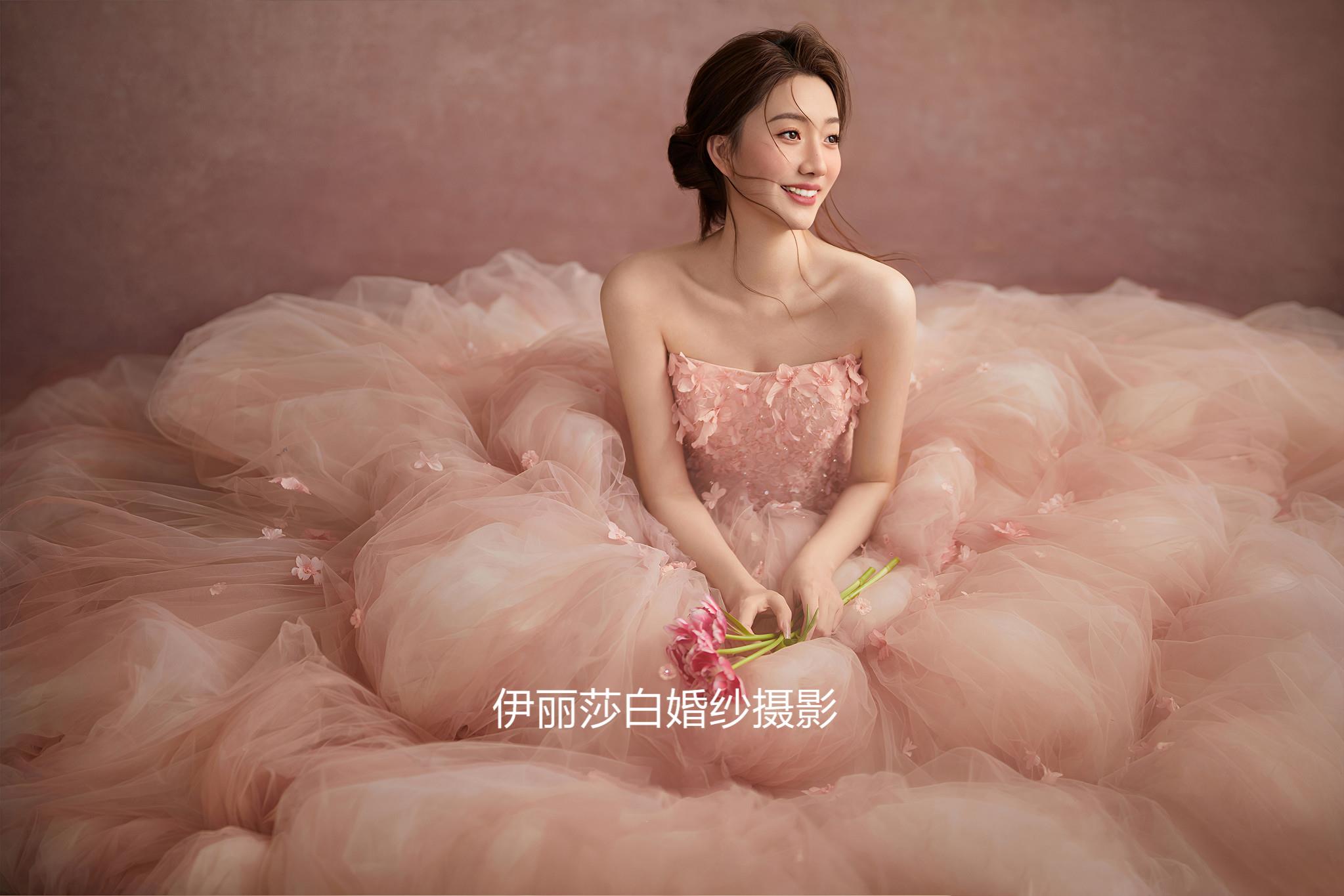 4699套餐送：跟妝+新娘4套+伴娘服+伴郎服 