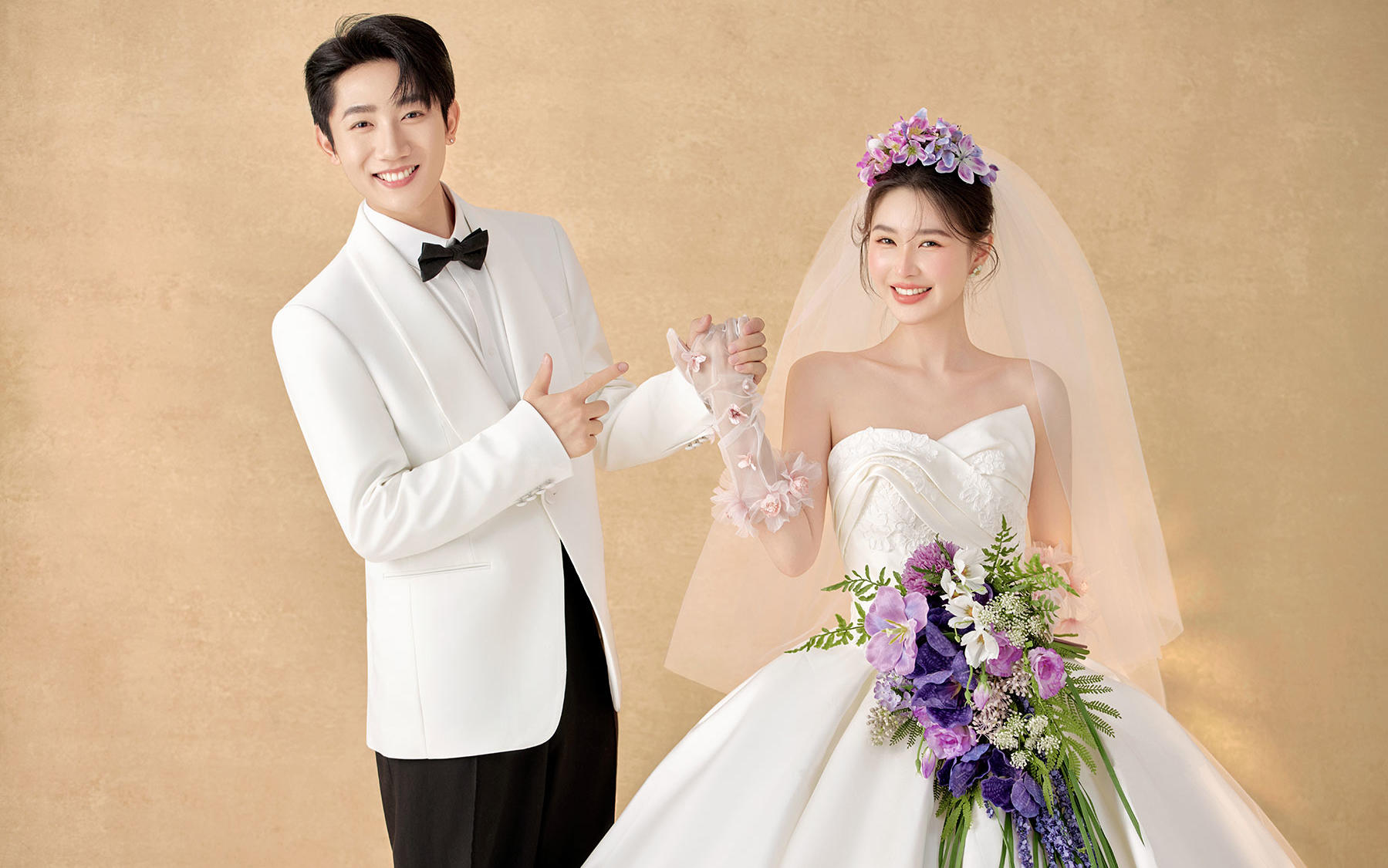 暖墙纱白缀紫英，笑指柔荑意自明