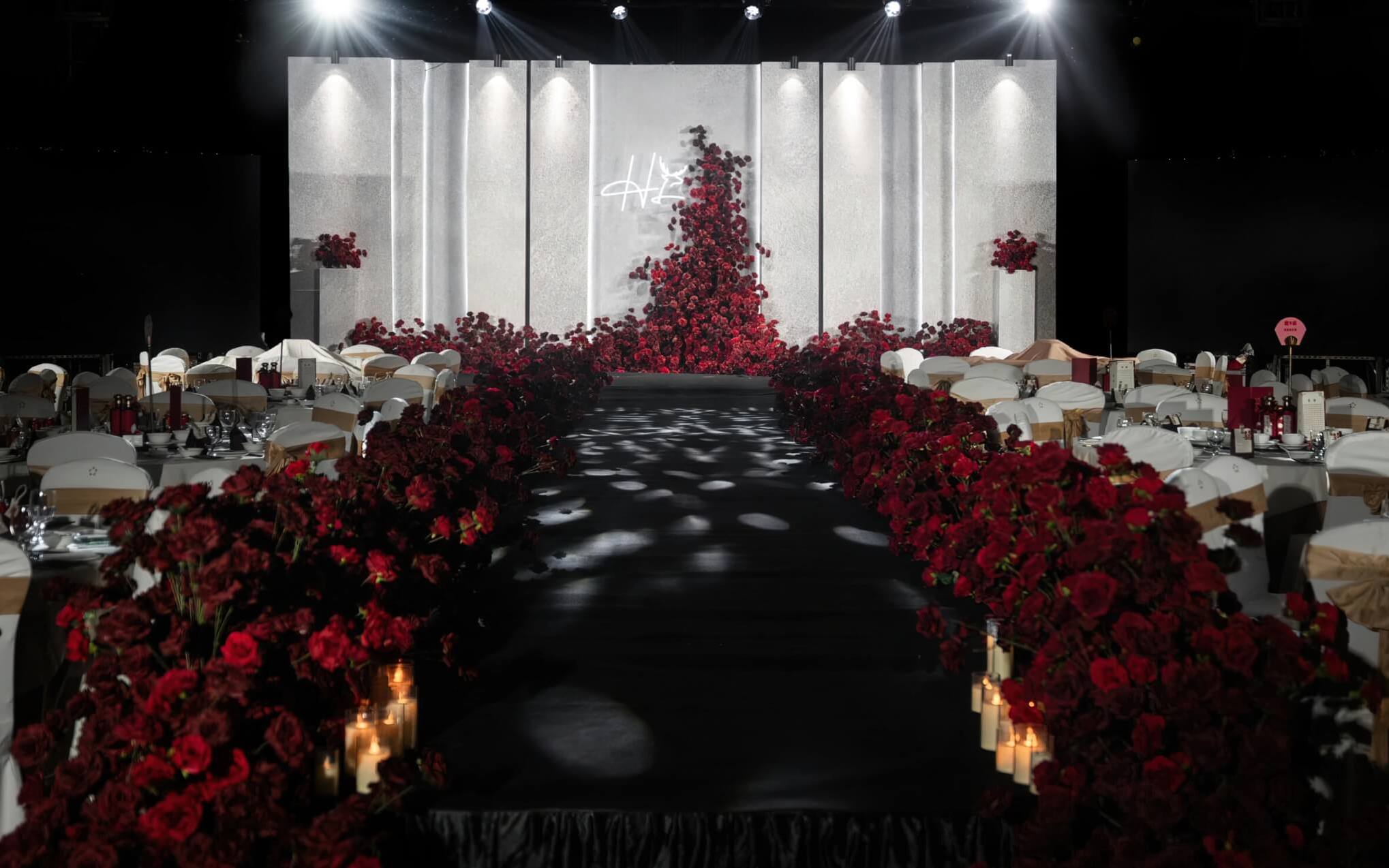 秀場風(fēng)白紅撞色