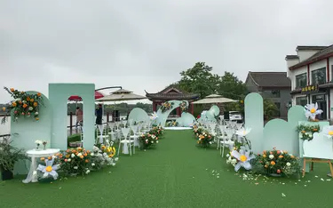 户外草坪森系经典浪漫婚礼