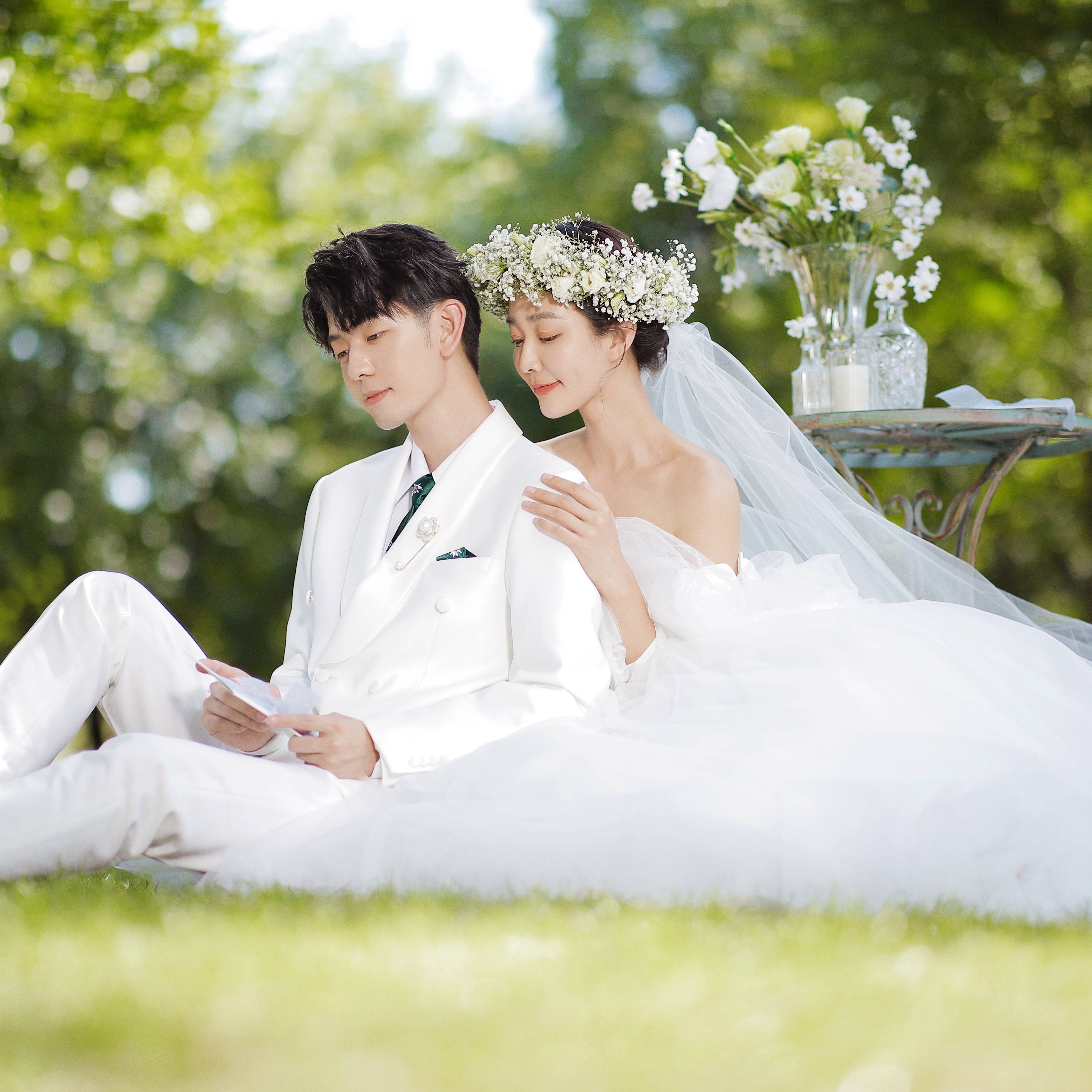 找块草坪，用约会的方式拍一组婚纱照吧