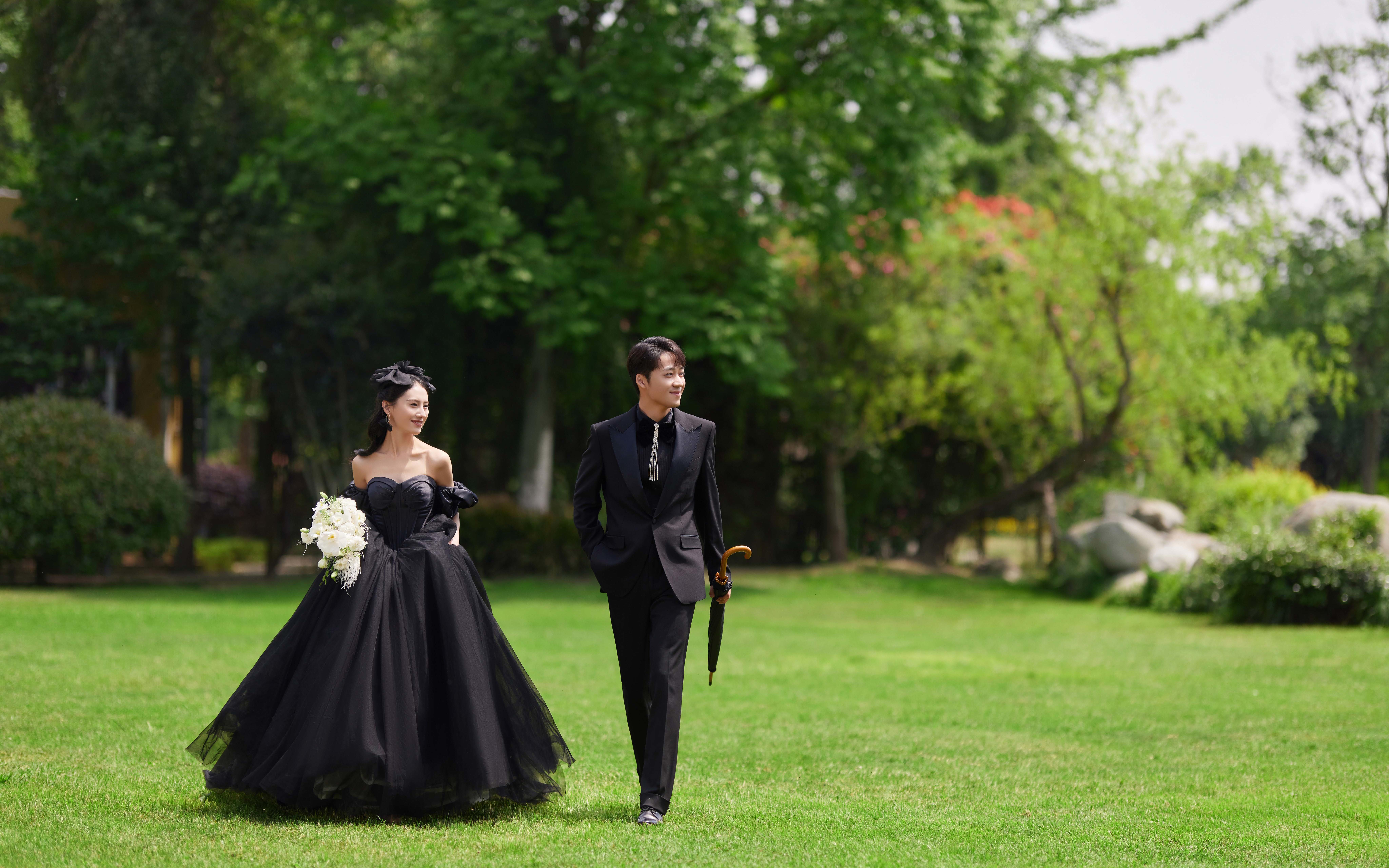 高级感爆棚的草坪婚纱照 黑纱独 有的电影