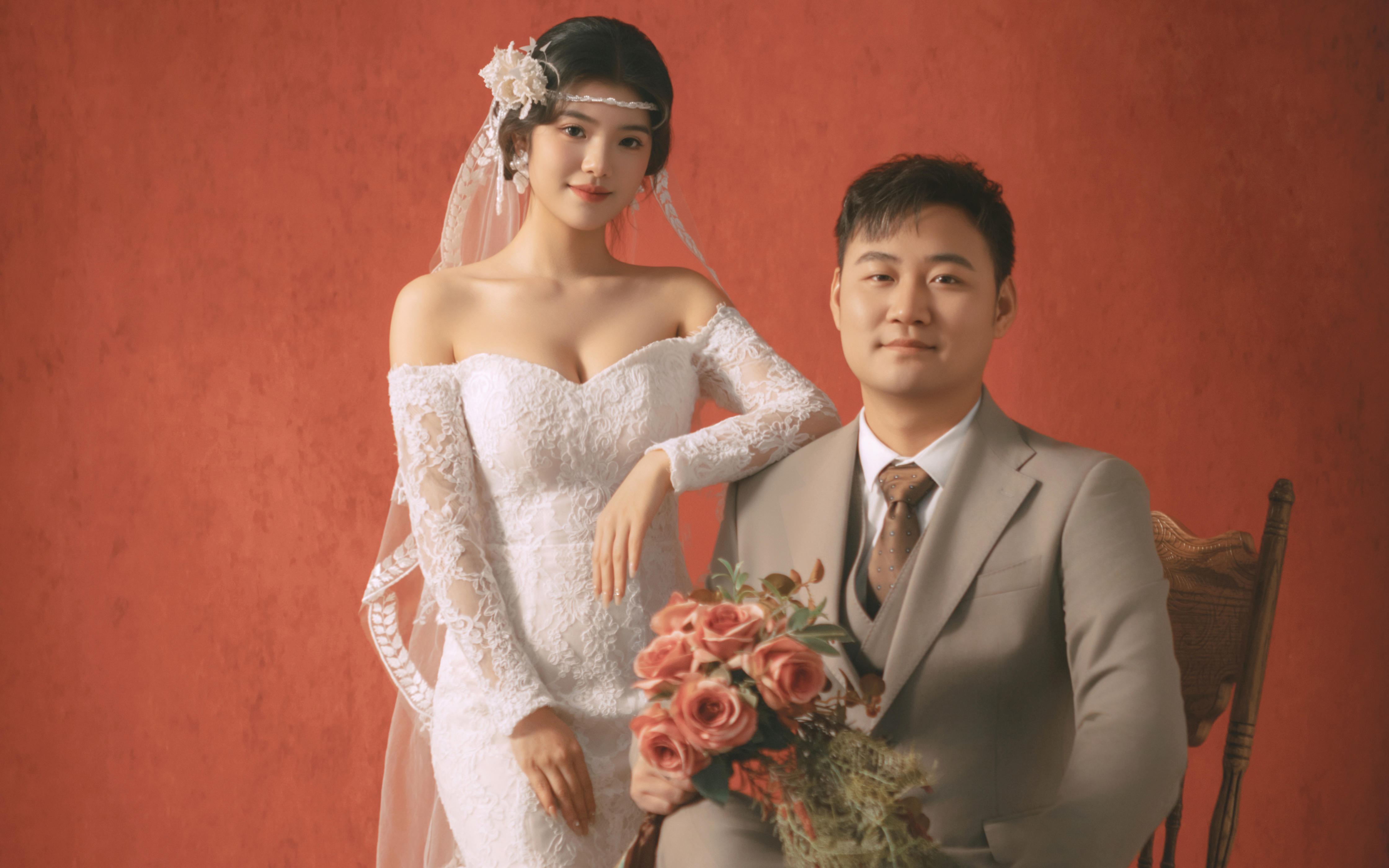 画面色彩浓郁而醇厚复古又浪漫的油画婚纱照