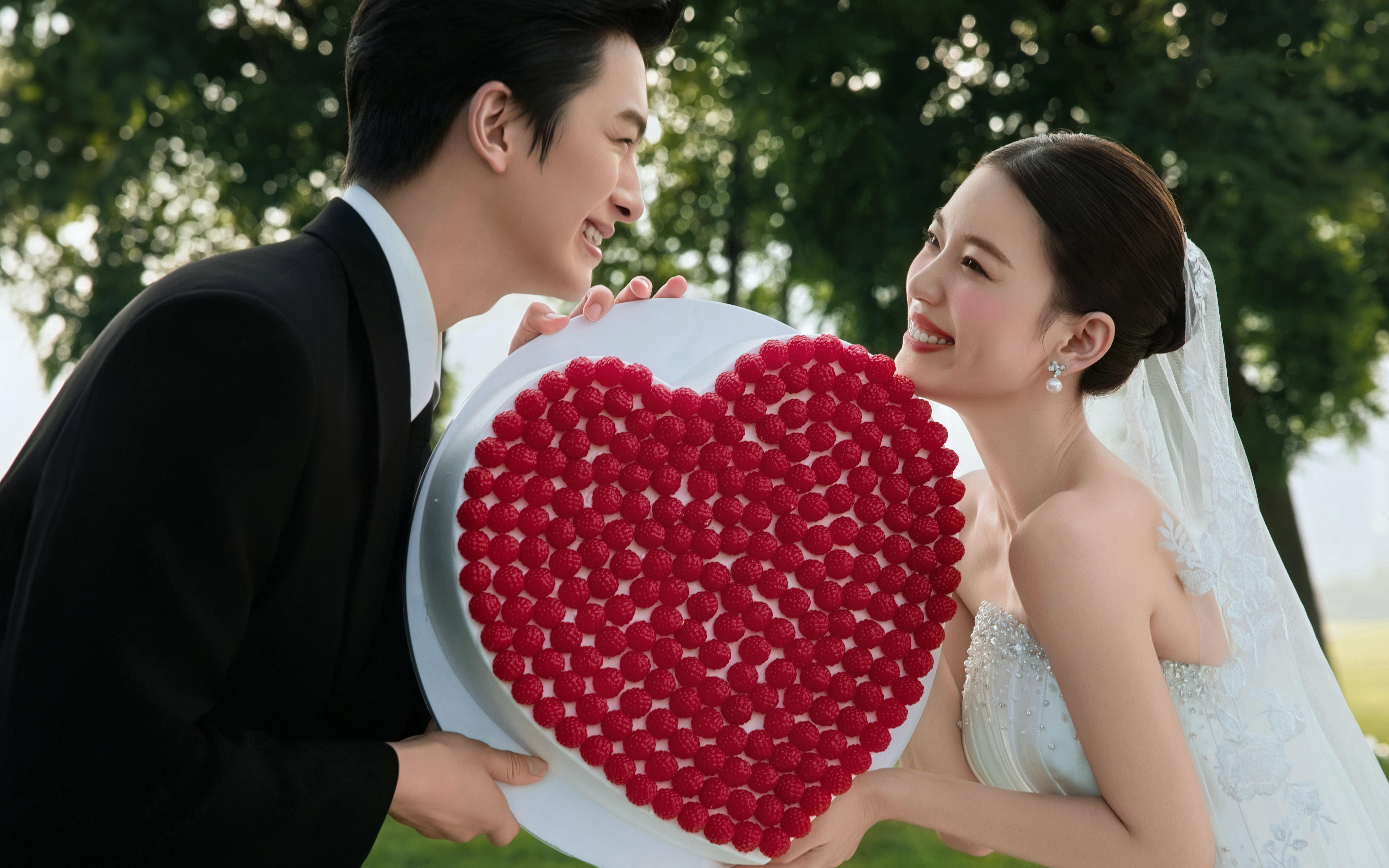 拍過都已愛上！草坪婚紗照有種自帶光環(huán)的美