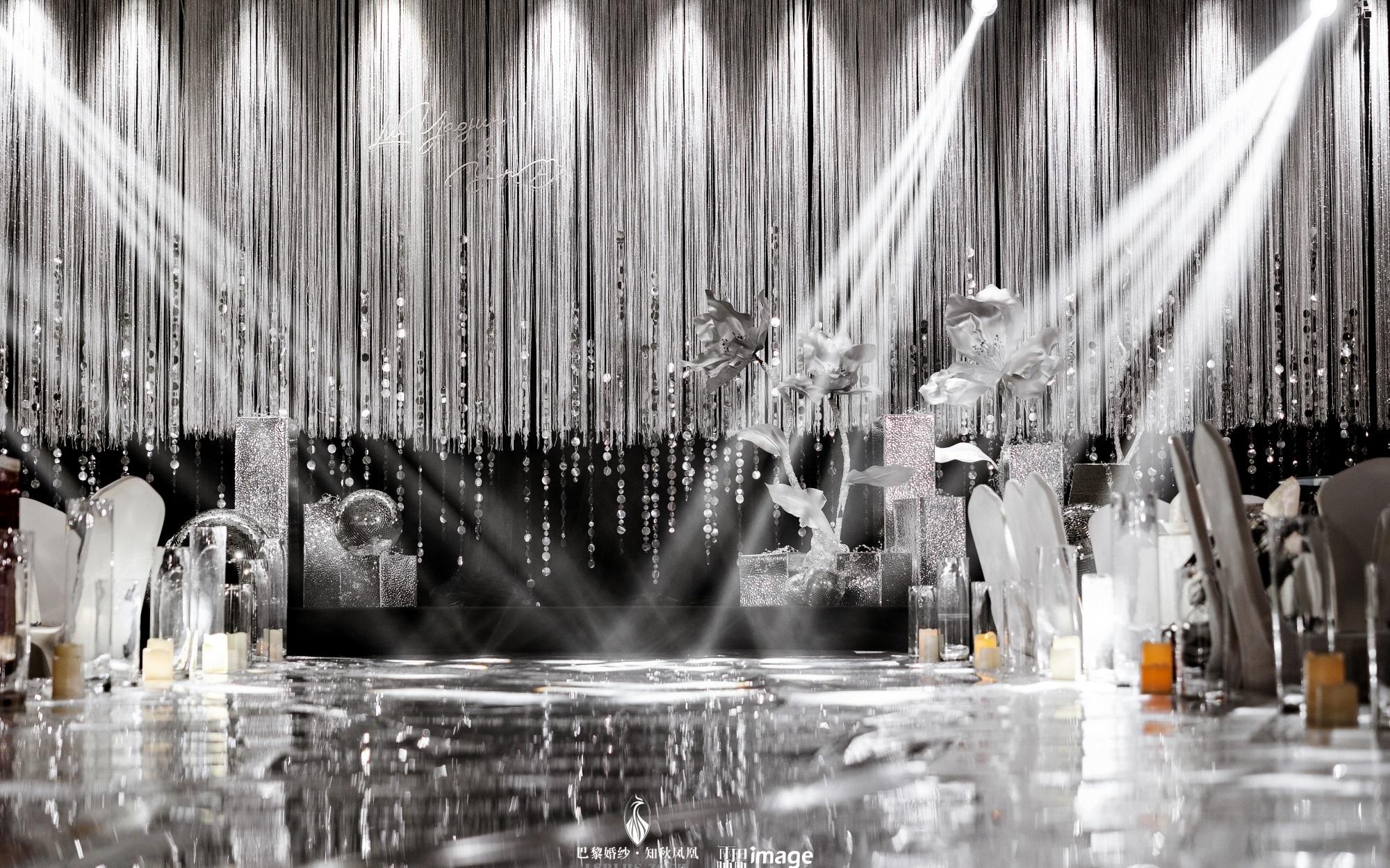 解鎖銀白色高級(jí)感婚禮天花板