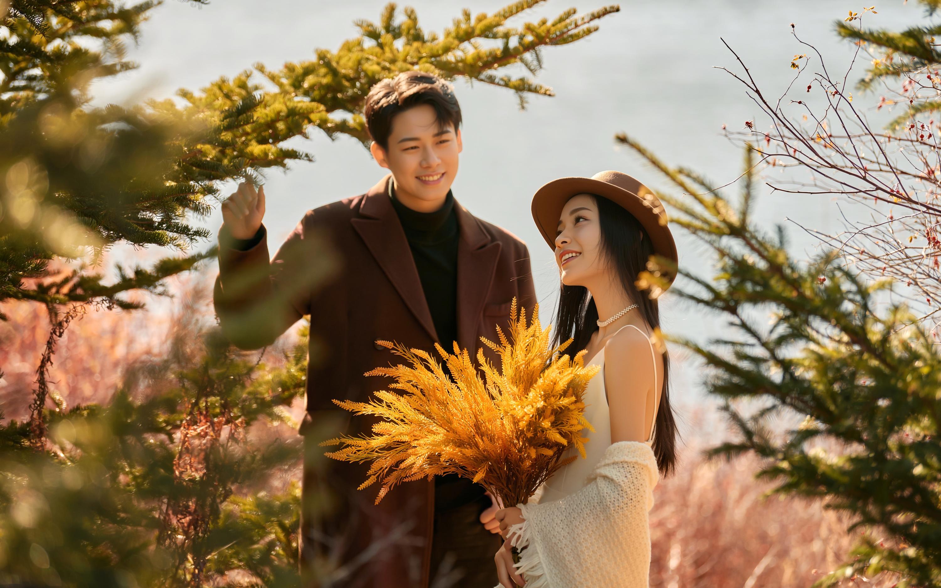 「红枫下的松弛感婚照」