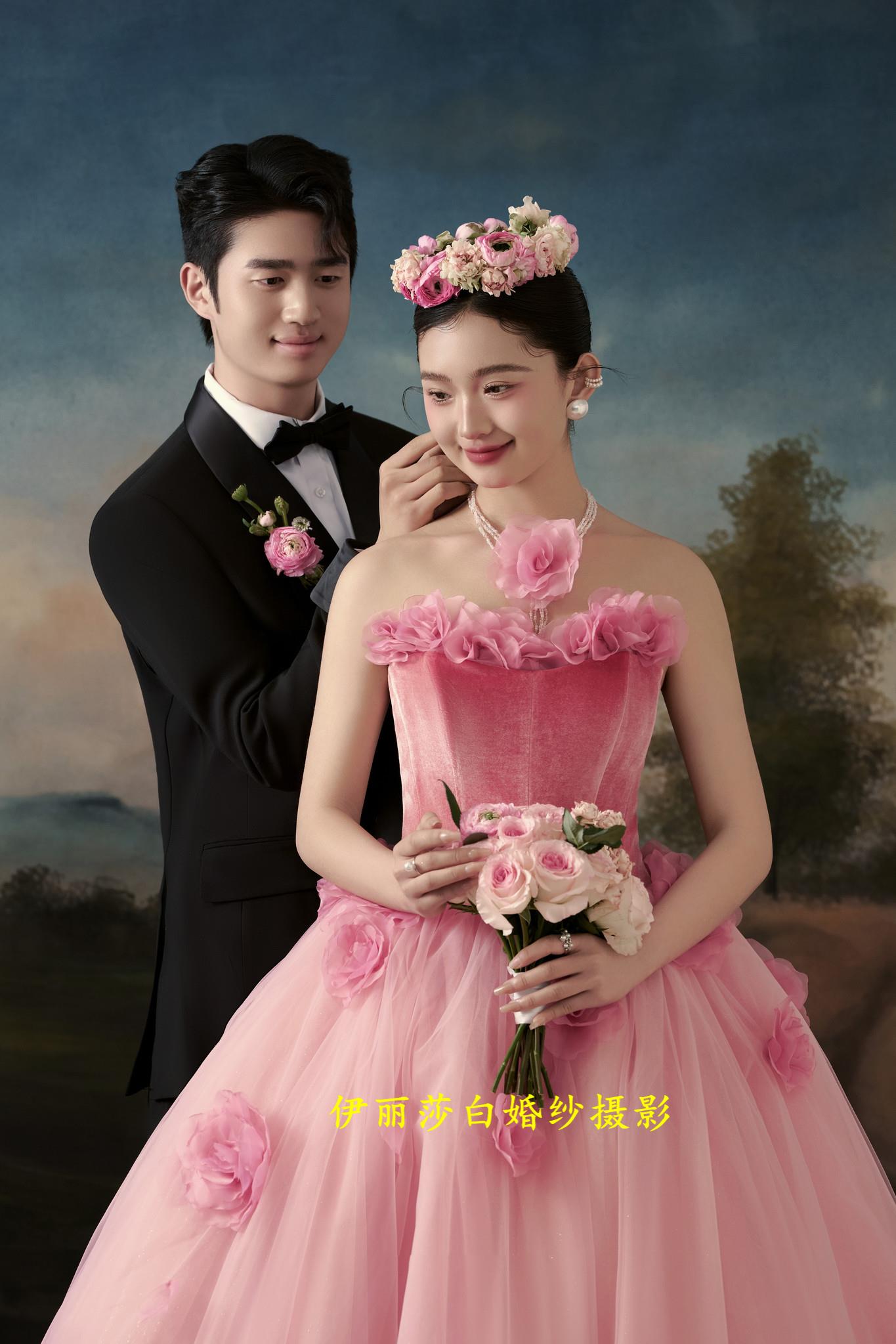拍婚纱照3888套餐有跟妆+秀和+礼服 